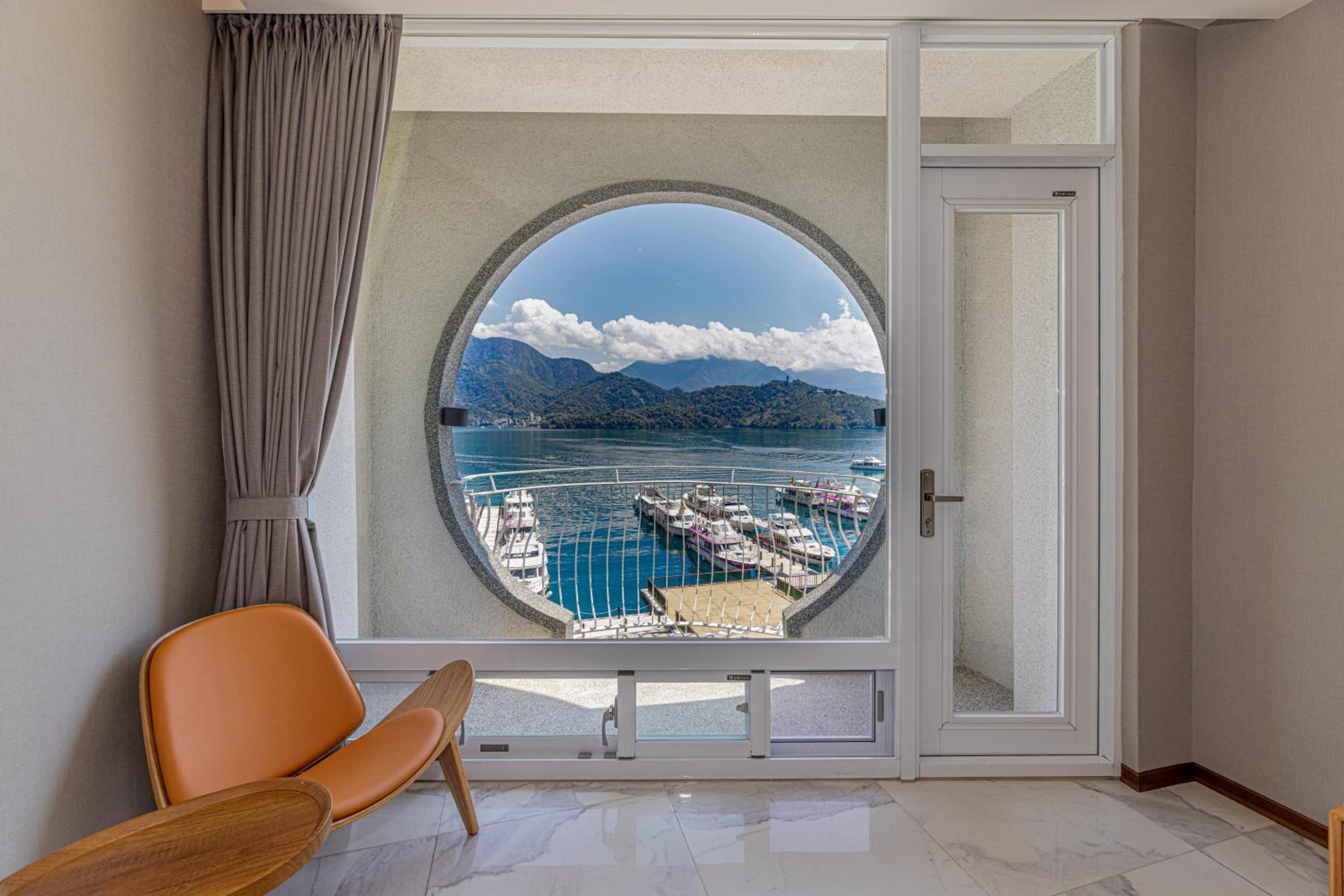 Deluxe Double Room with Balcony and Lake View photo 3
