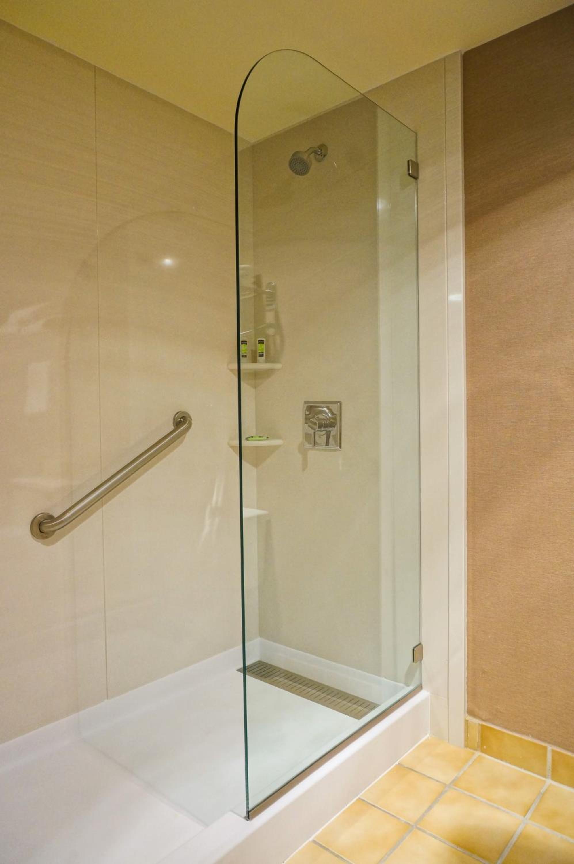 Double Queen Room with City View - Photo 5