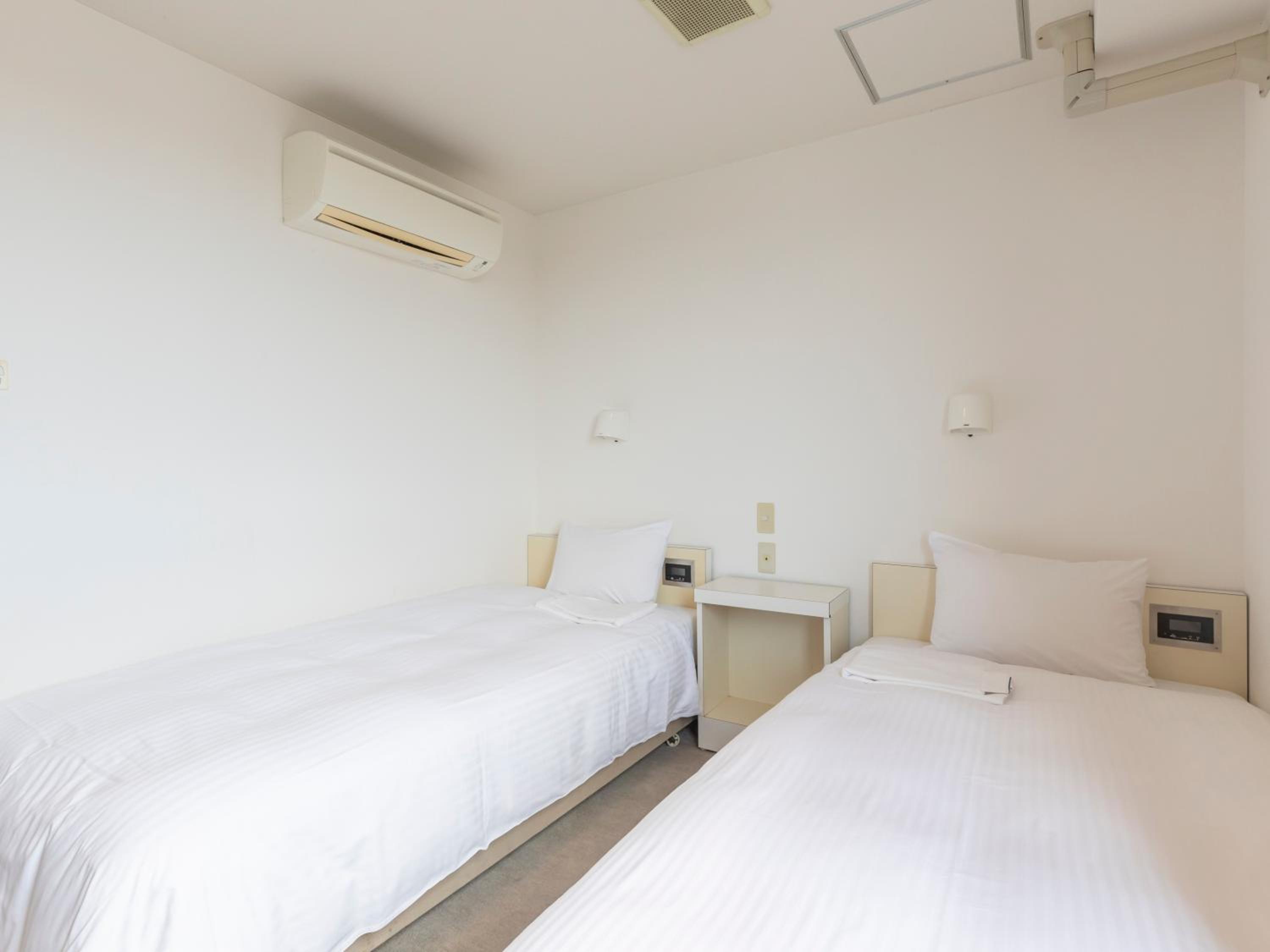 Twin Room - Smoking - Photo 3