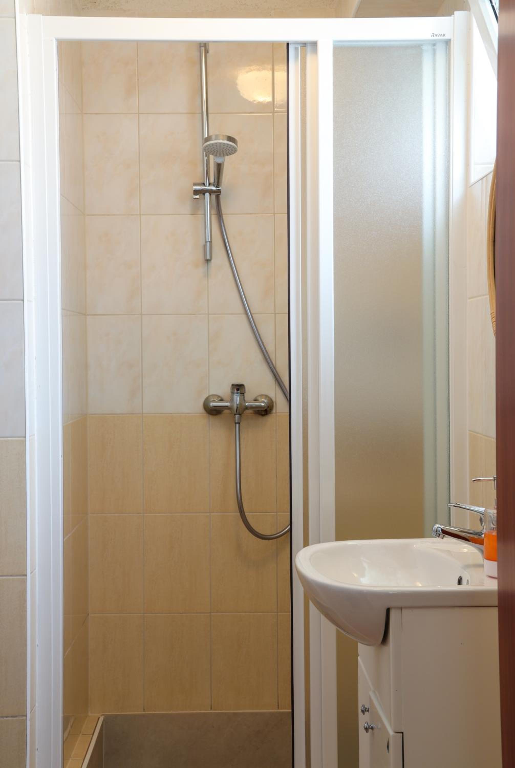 Standard Double Room - Photo 11