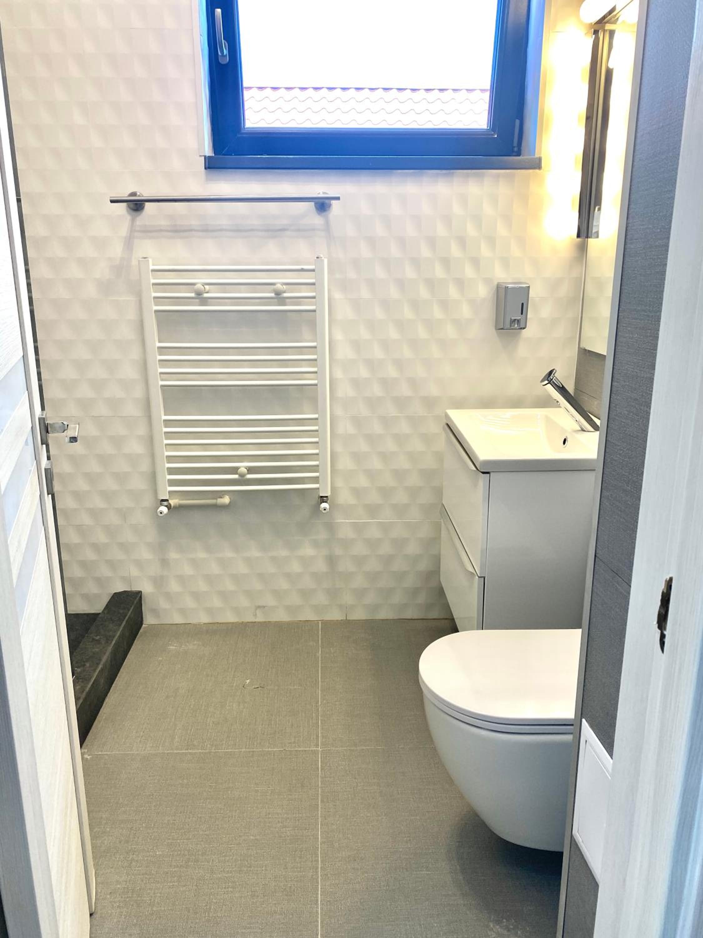 Economy Triple Room - Photo 12