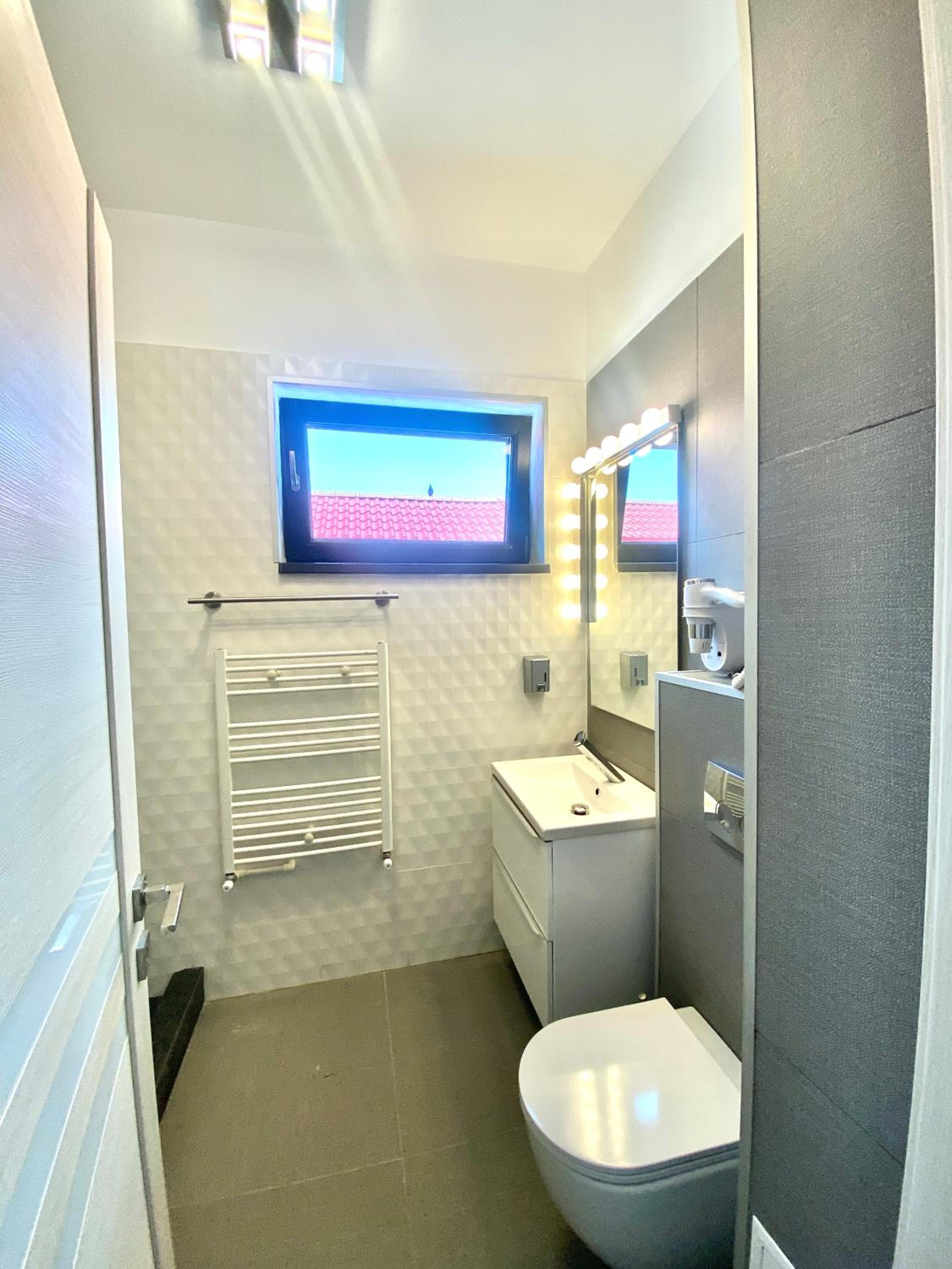 Economy Triple Room - Photo 13