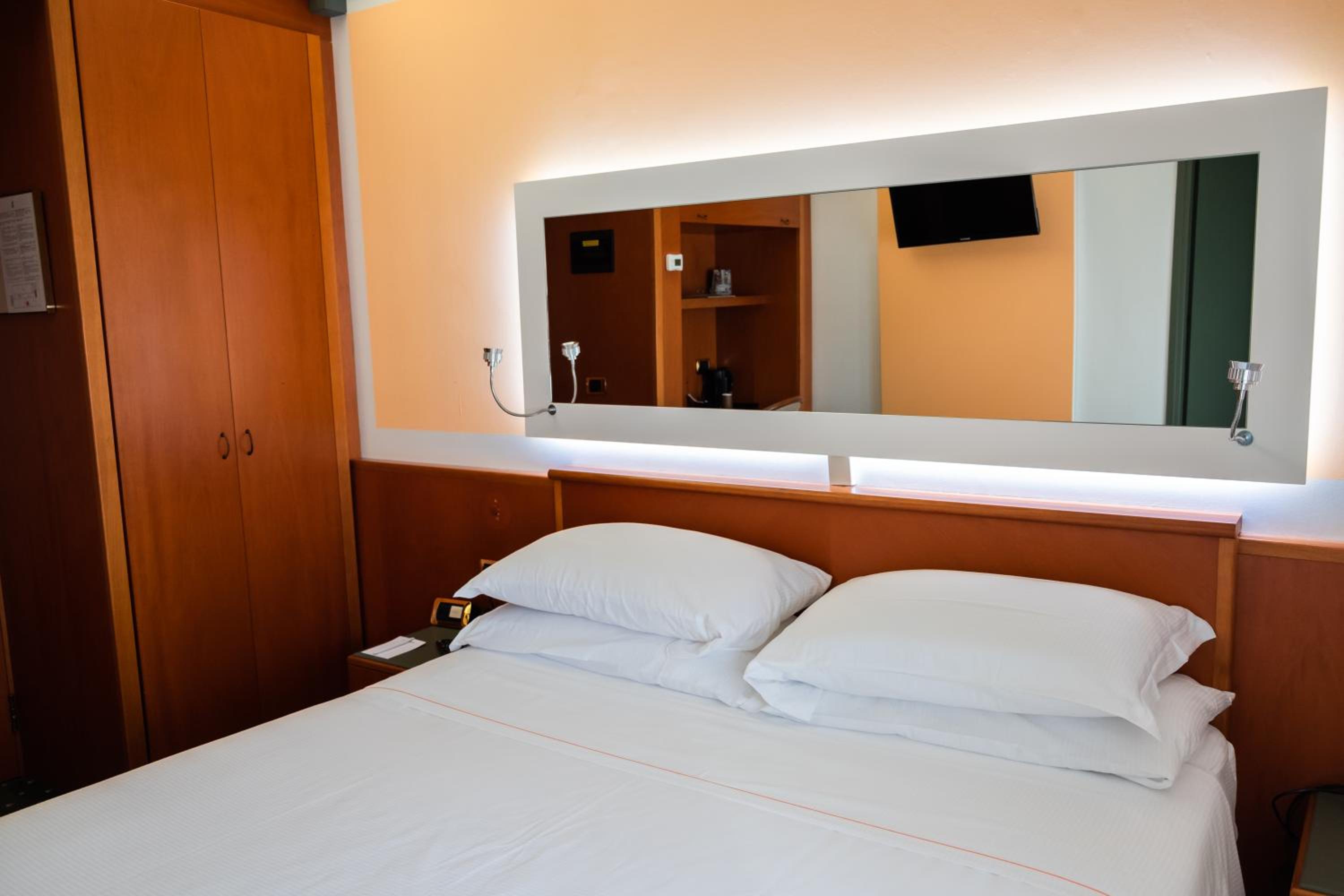 Comfort Queen Room - Photo 4