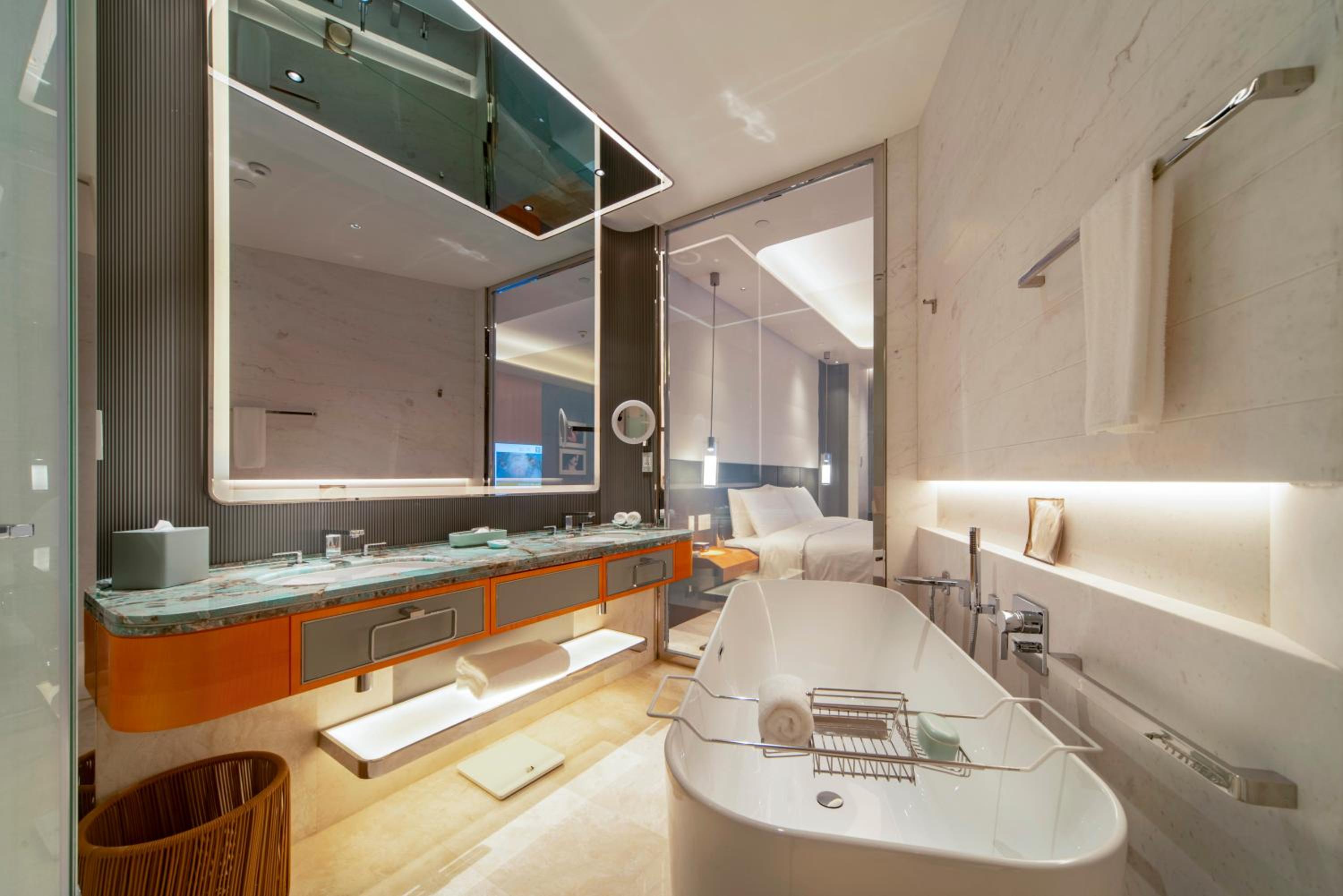 Luxury Room,1 King Bed,City View - Photo 4