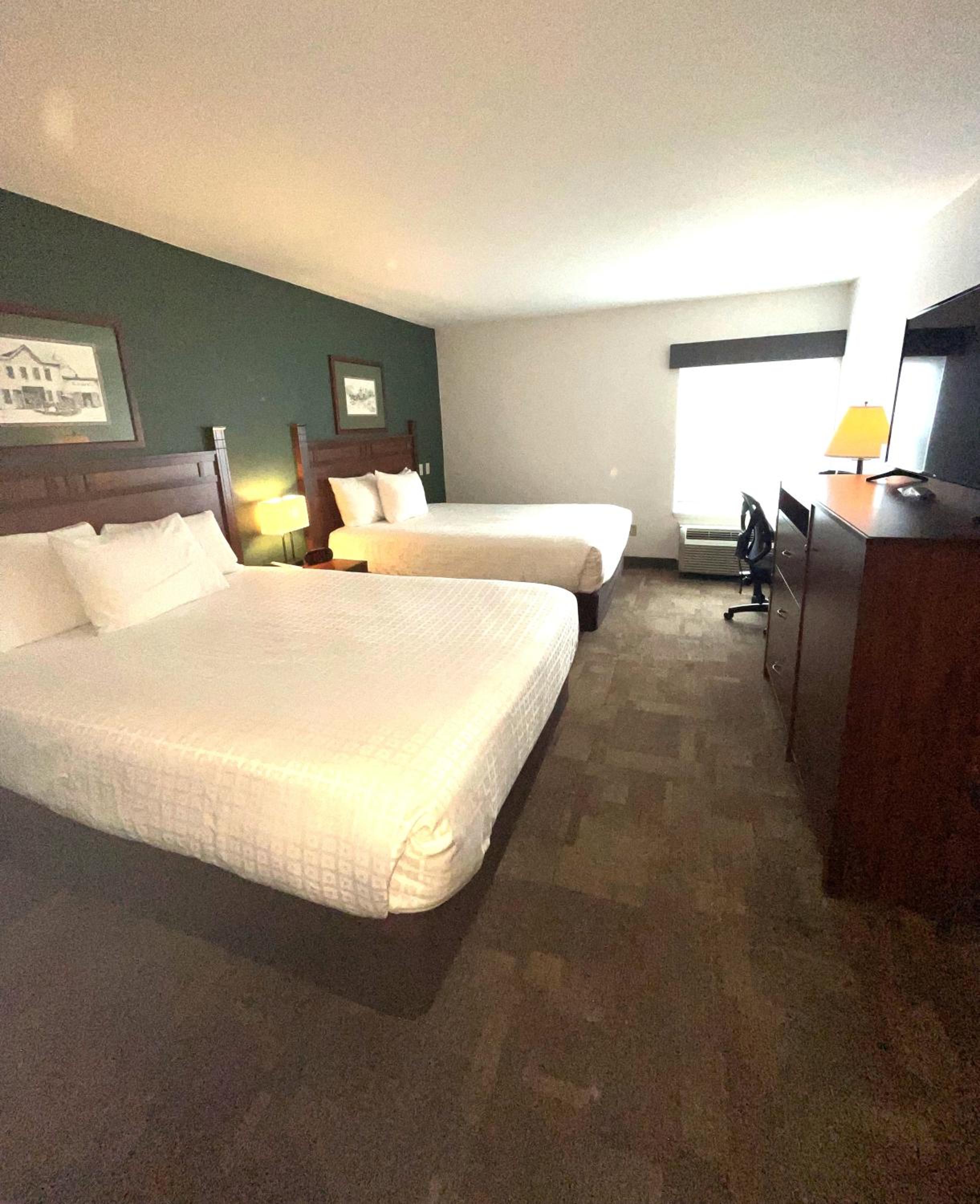 Queen Room with Two Queen Beds photo 3