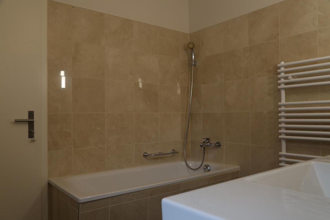 Deluxe King Room - Photo 5