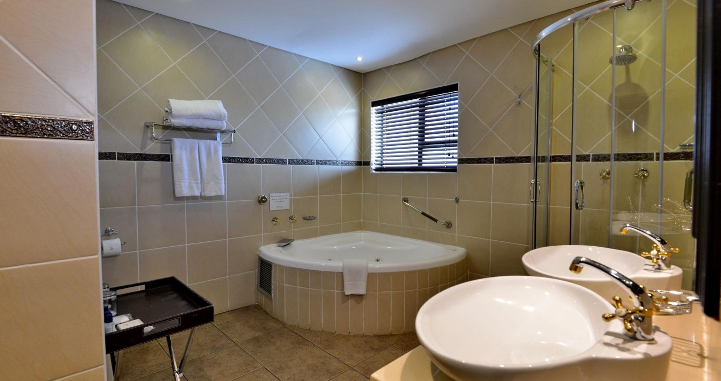 Executive Suite - Photo 10