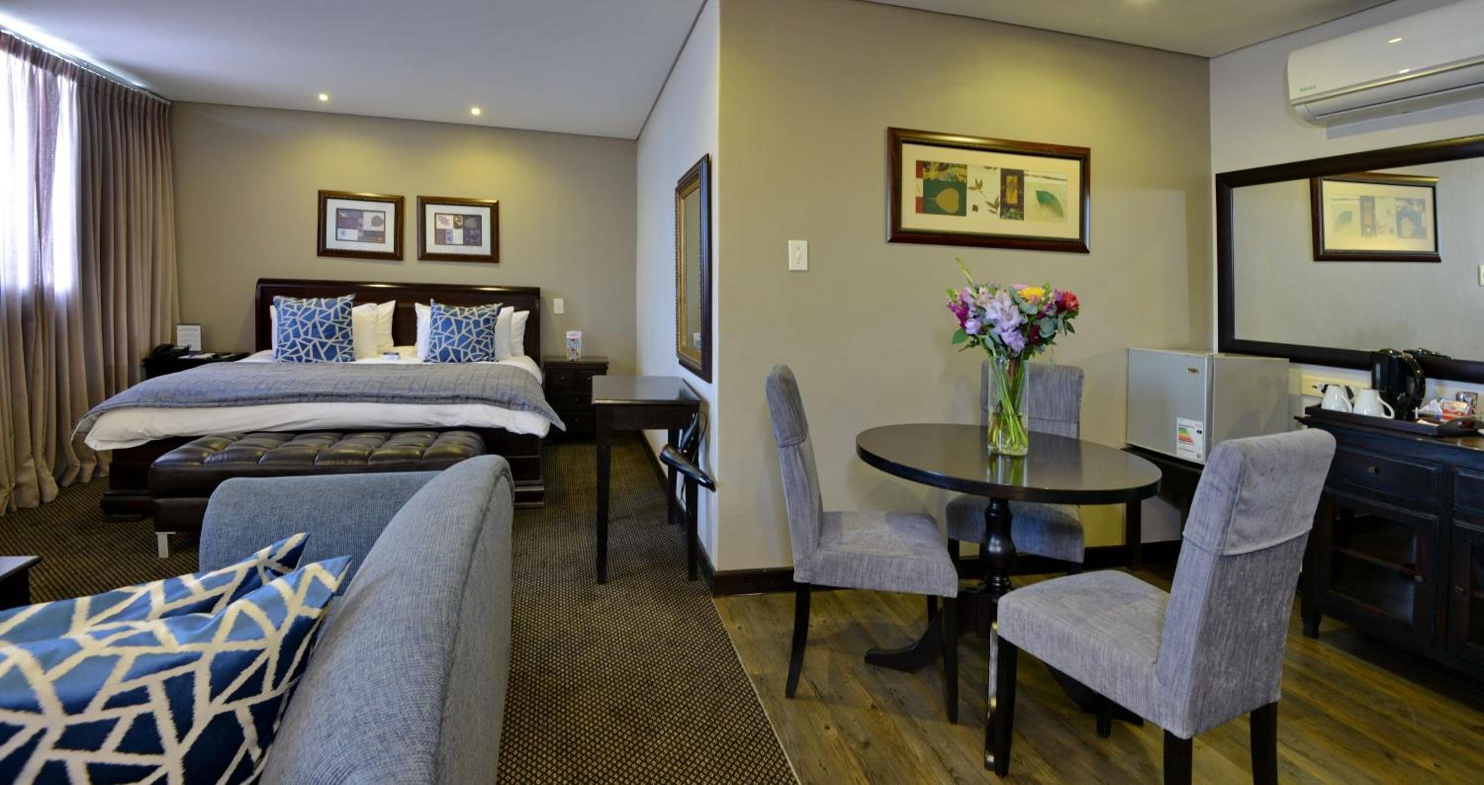 Executive Suite - Photo 8
