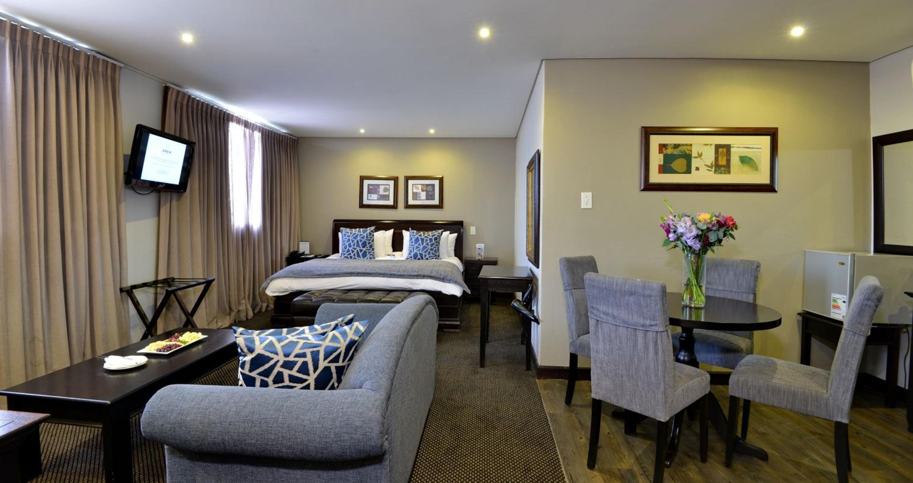 Executive Suite - Photo 9