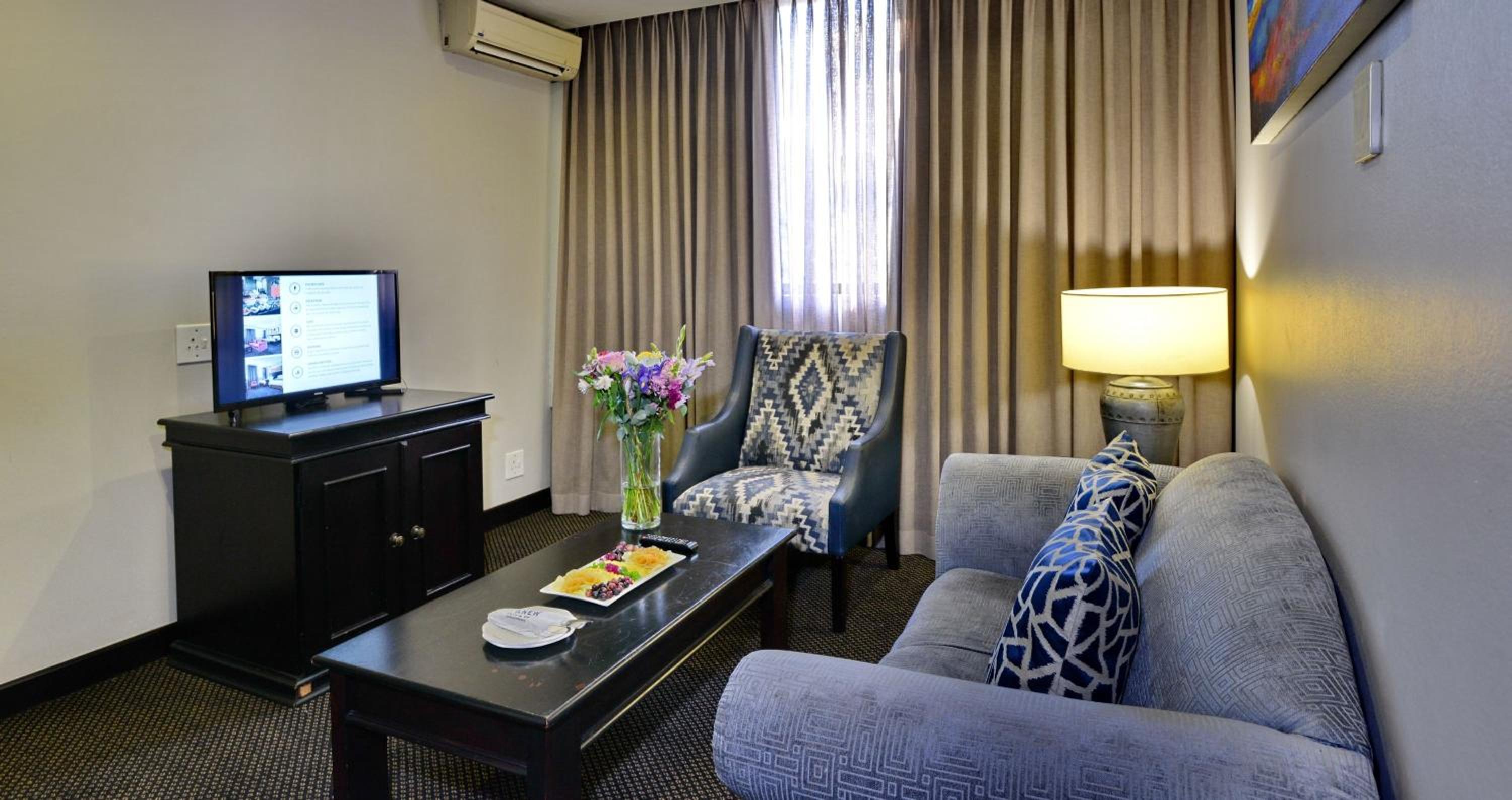 Executive Suite - Photo 6