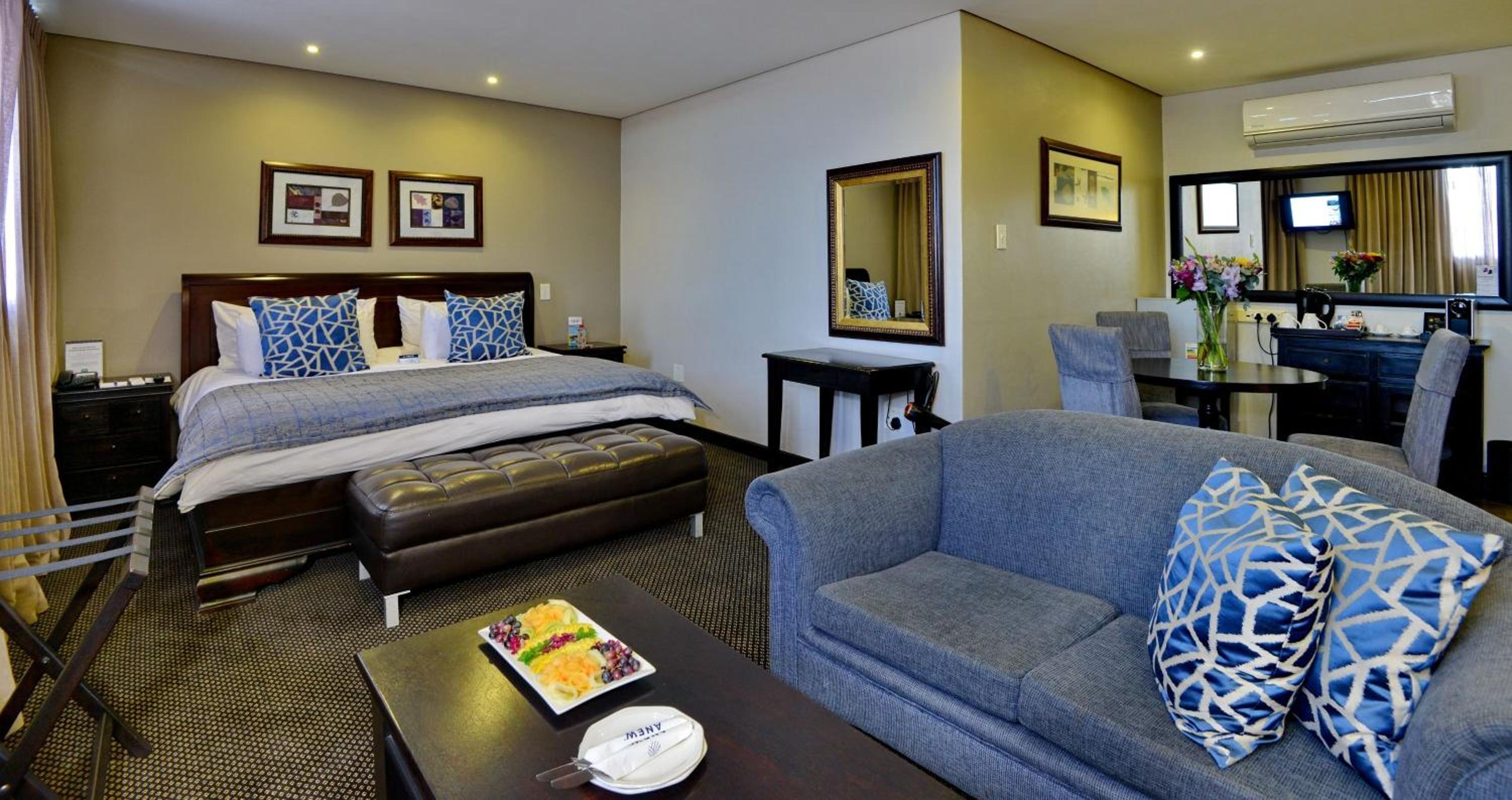 Executive Suite - Photo 2