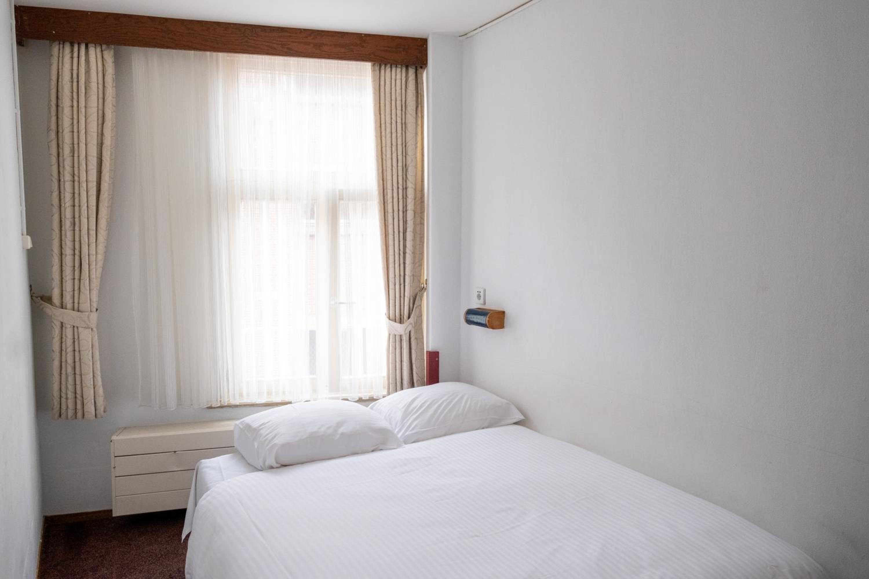 Double Room with Shared Bathroom photo 2