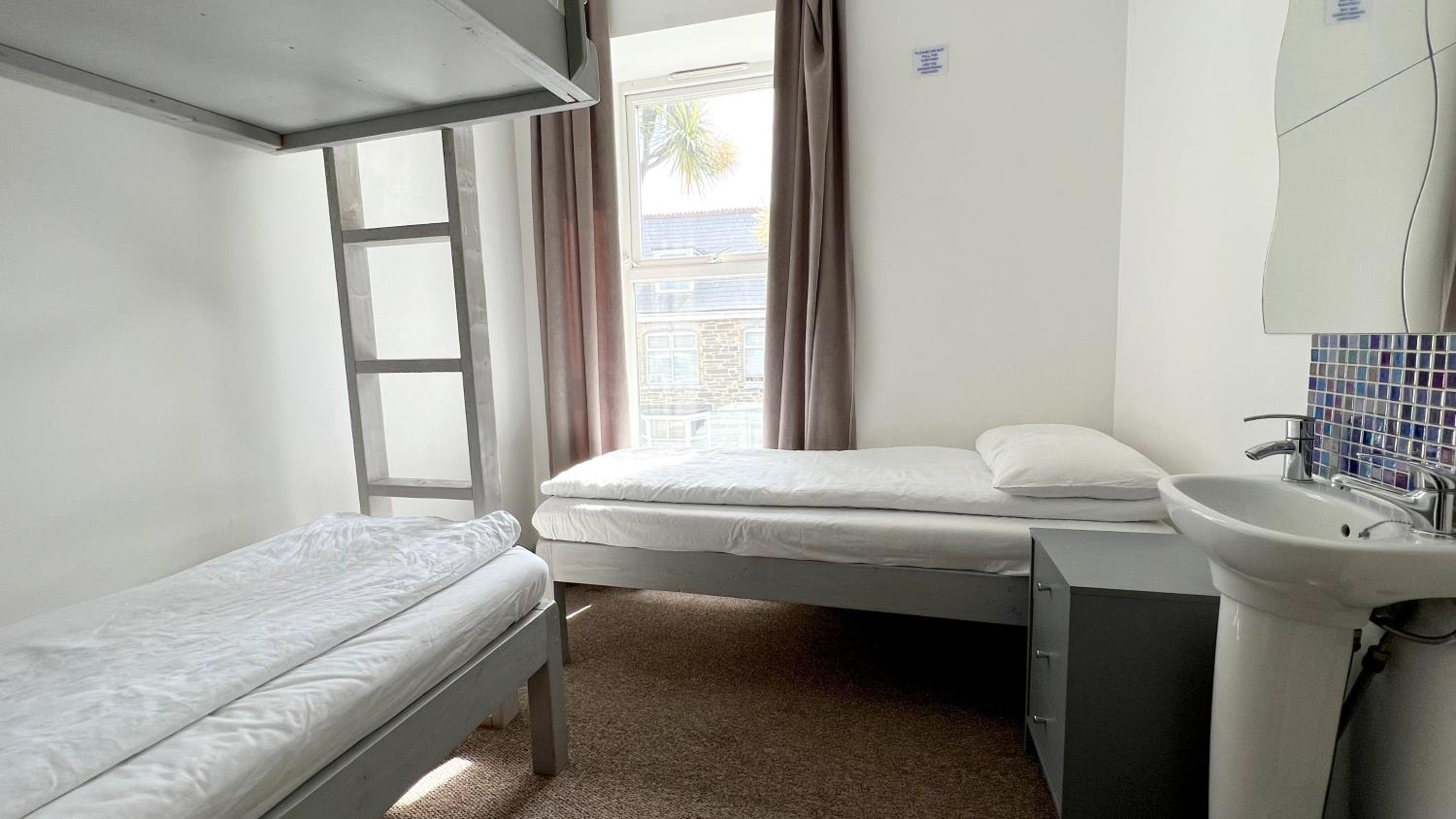 Budget Twin Room with Shared Bathroom