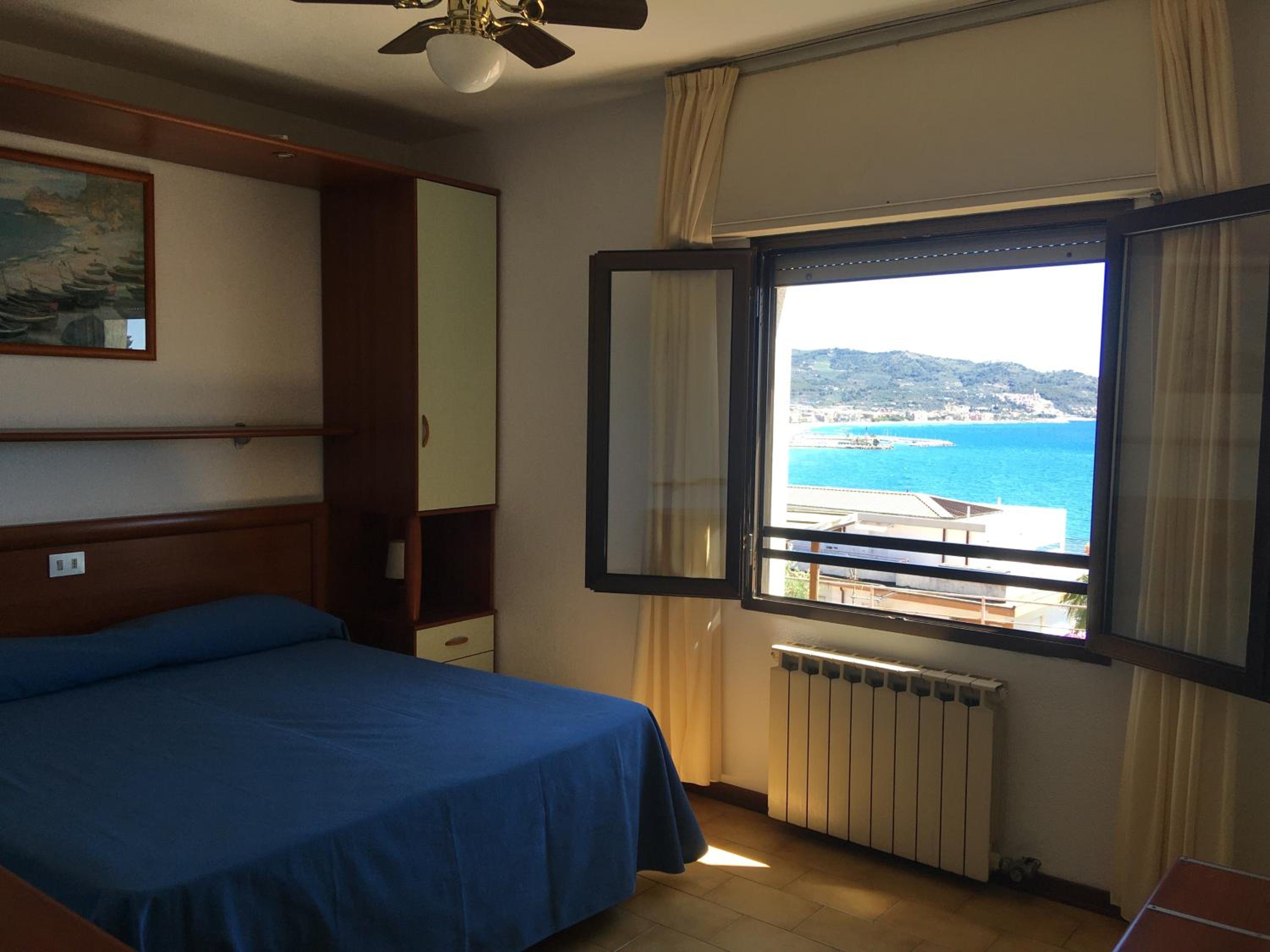 Double Room with Sea View - Photo 11