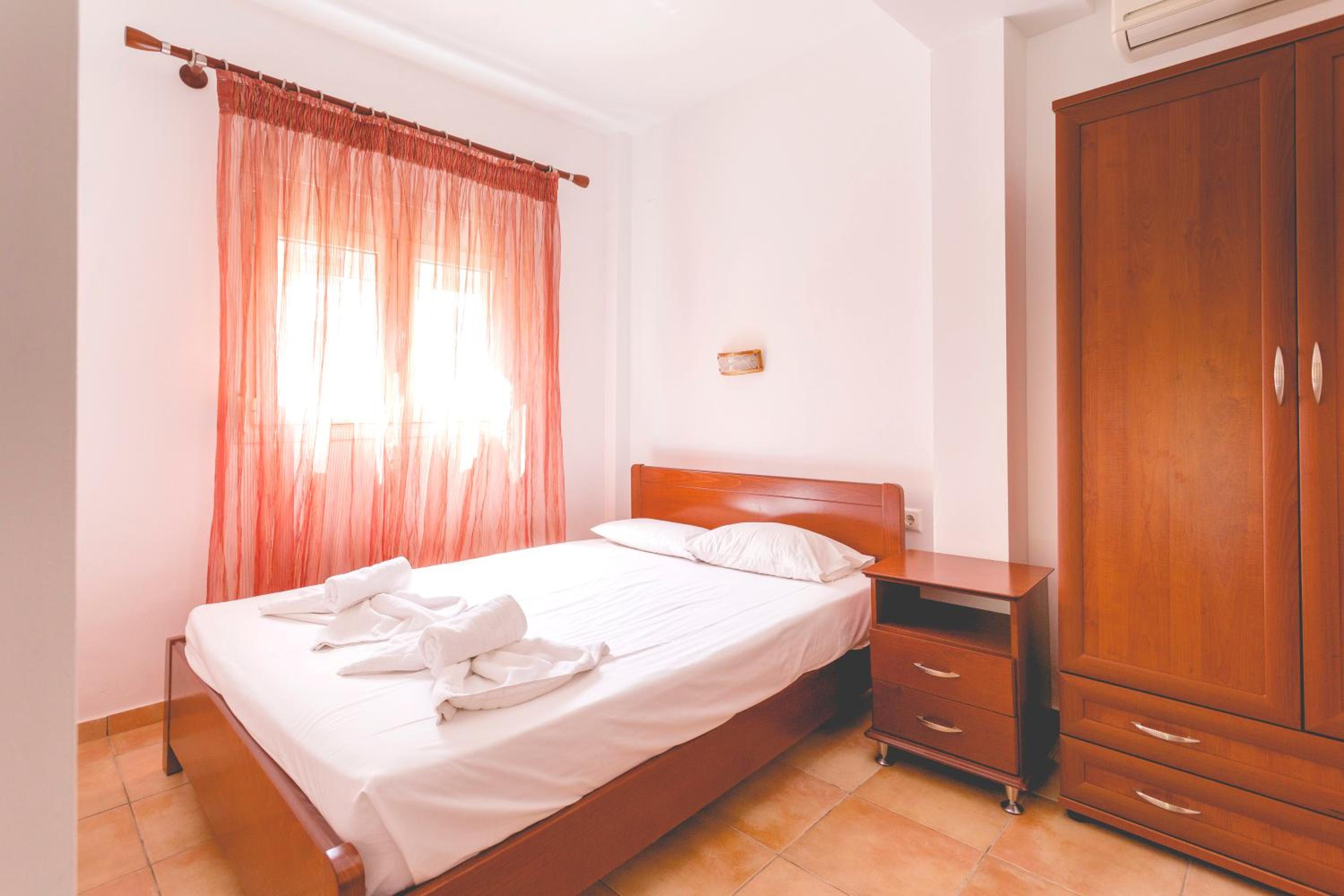Apartment with Balcony - Photo 4