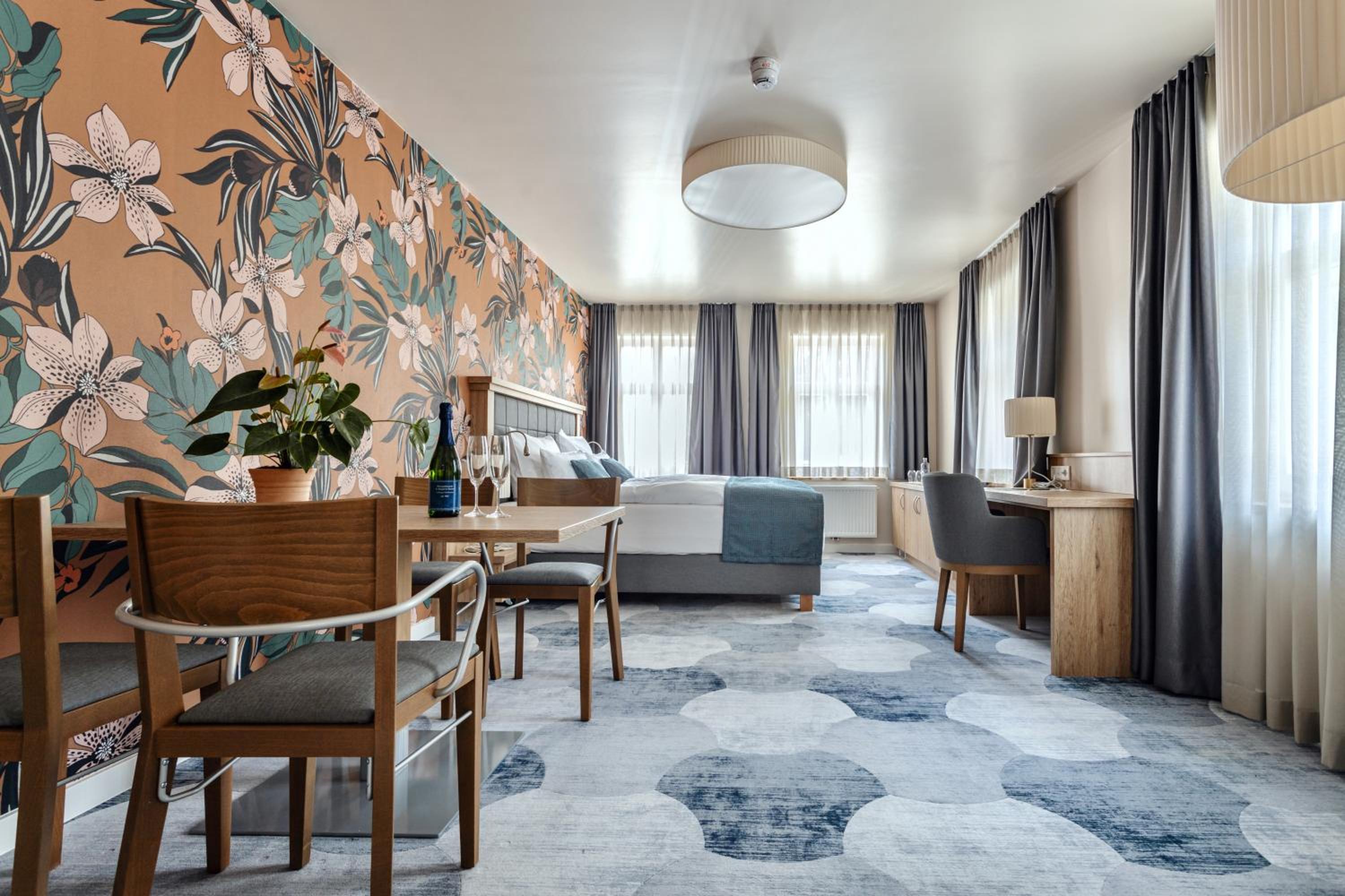 Deluxe Junior Suite photo 2