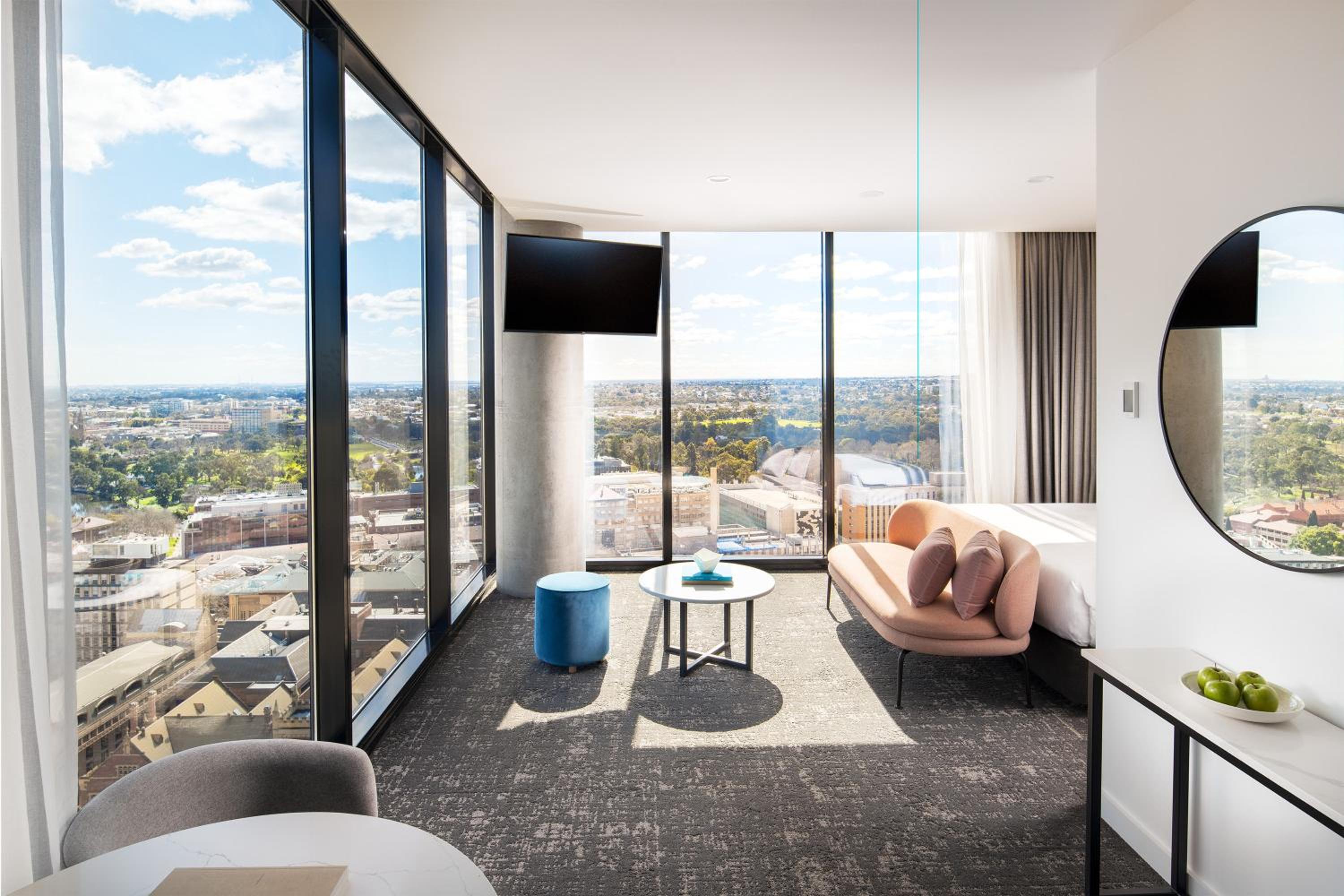 Junior King Suite with City View - Photo 11
