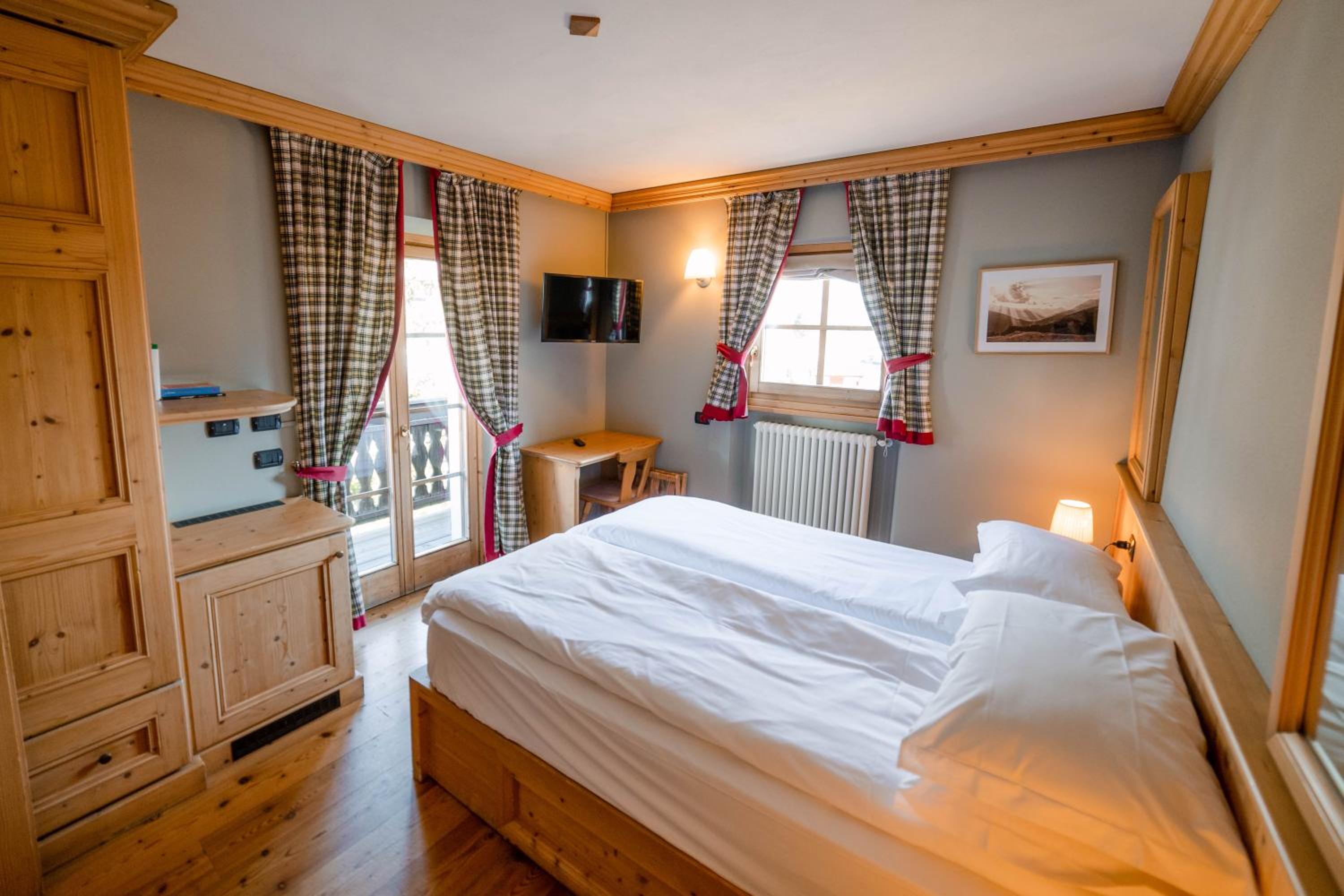 Double or Twin Room with Balcony and Mountain View - Photo 25