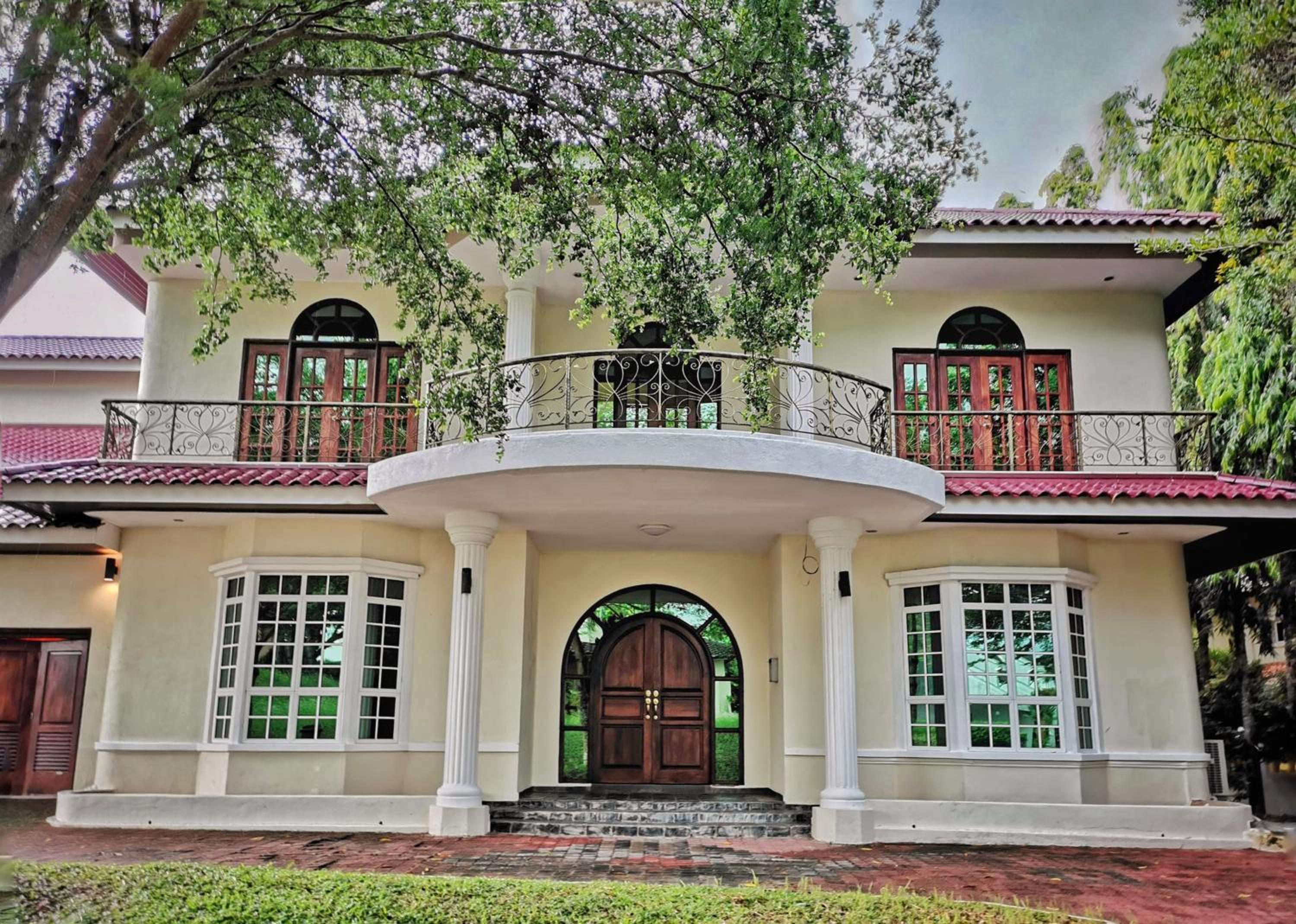 Six-Bedroom House photo 3