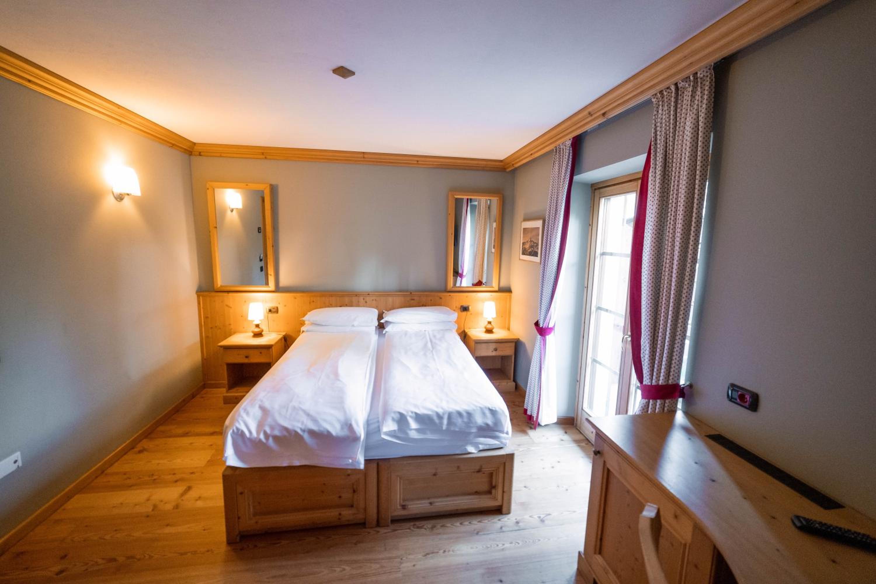 Double or Twin Room with Balcony and Mountain View - Photo 26