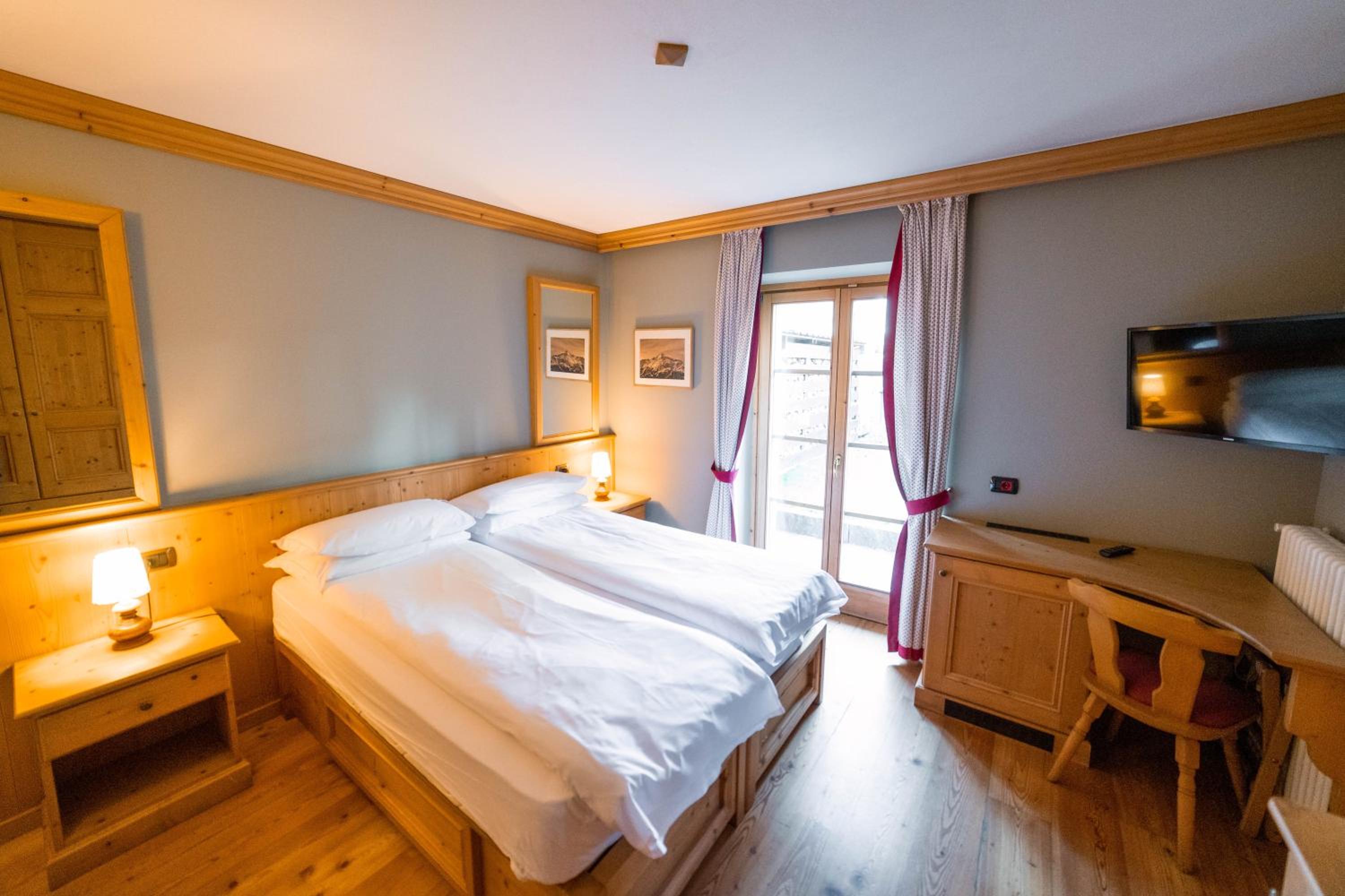 Double or Twin Room with Balcony and Mountain View - Photo 27