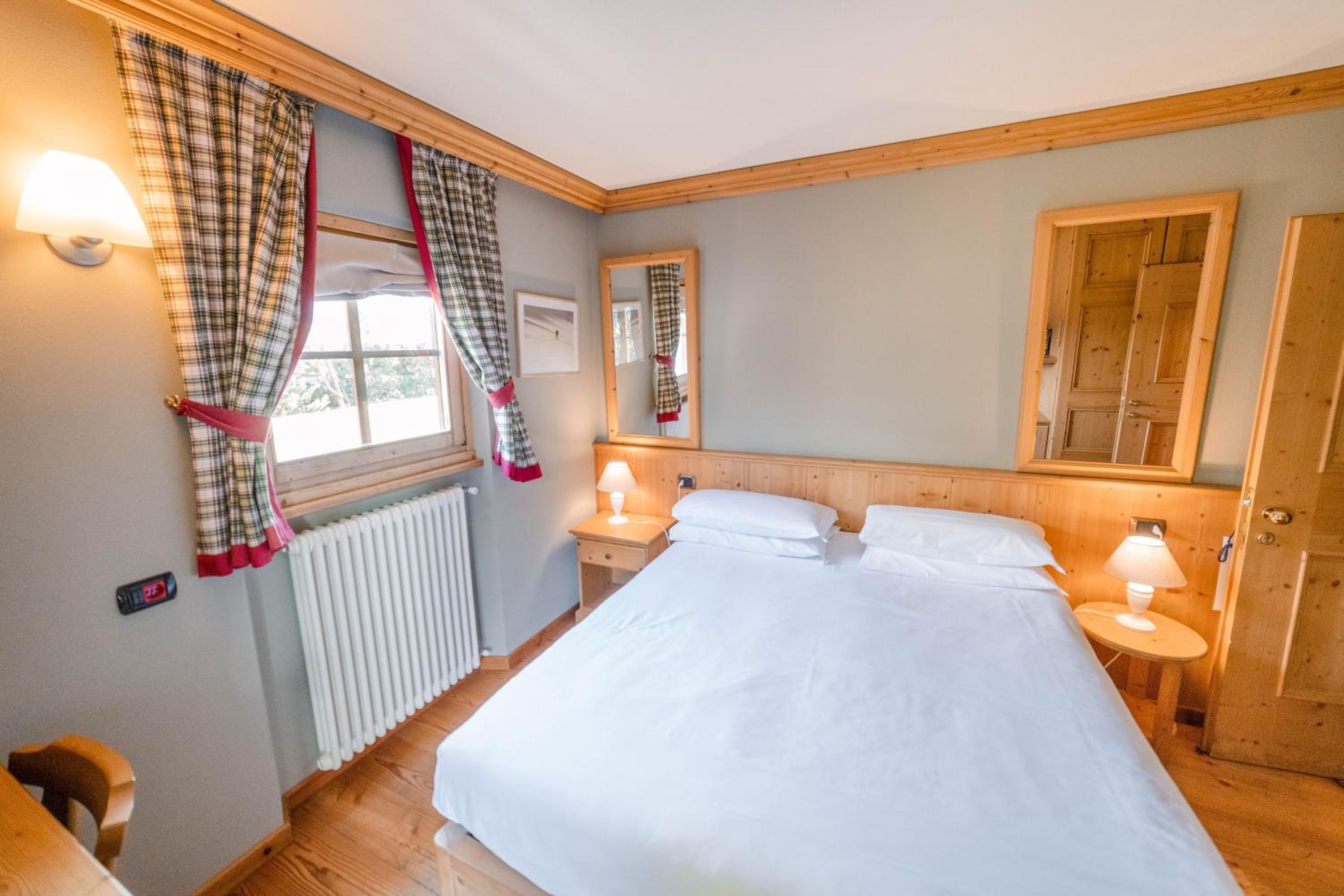 Double or Twin Room with Balcony and Mountain View - Photo 2