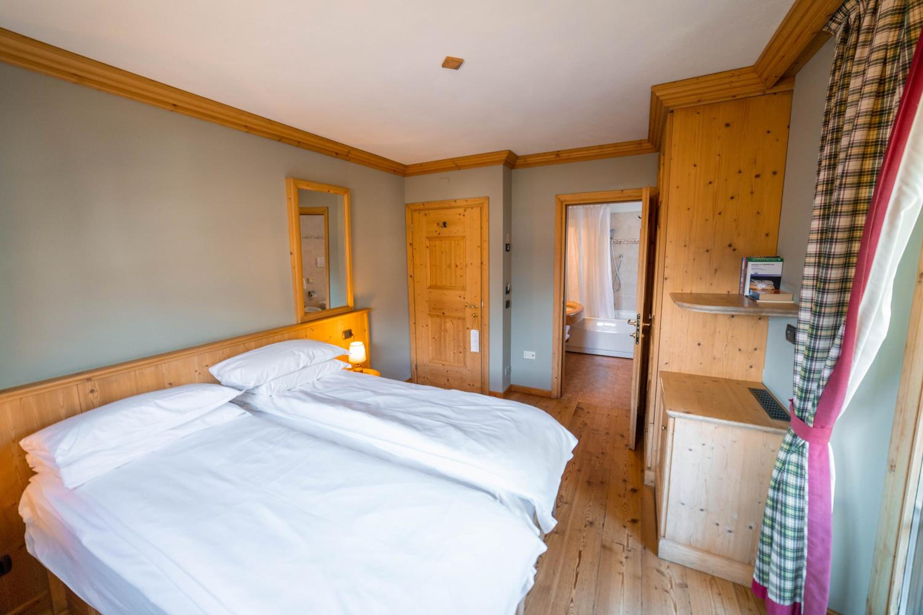 Double or Twin Room with Balcony and Mountain View - Photo 29