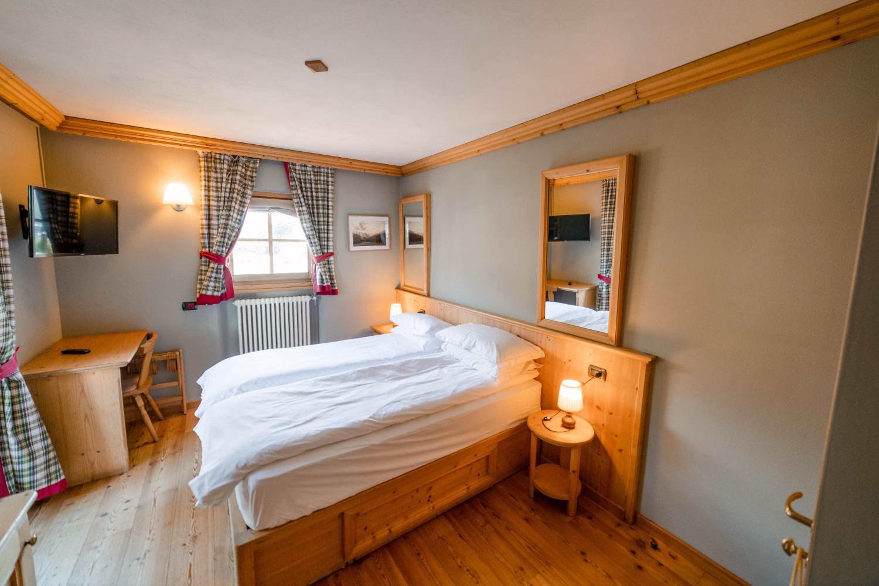Double or Twin Room with Balcony and Mountain View - Photo 28