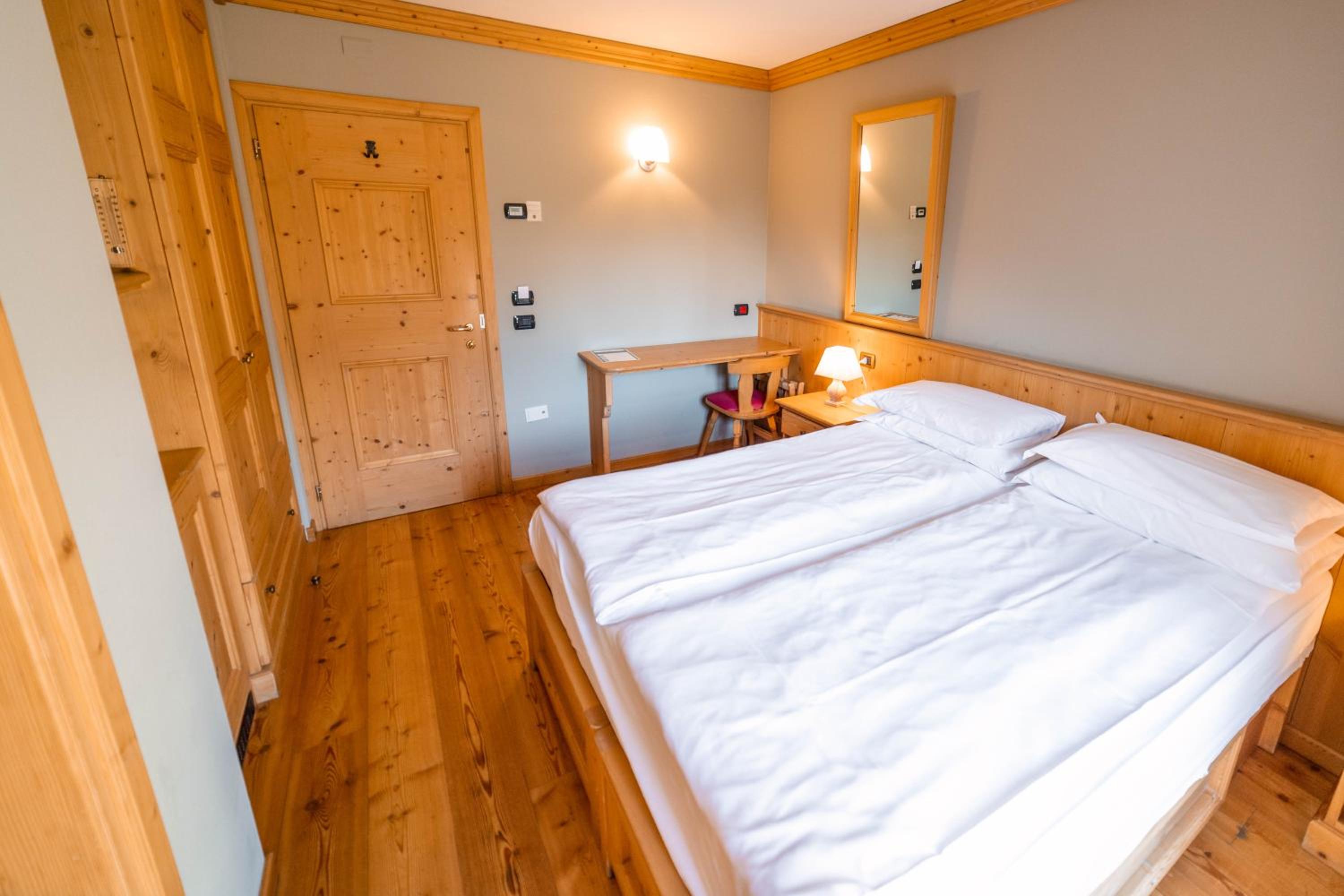 Double or Twin Room with Balcony and Mountain View - Photo 4