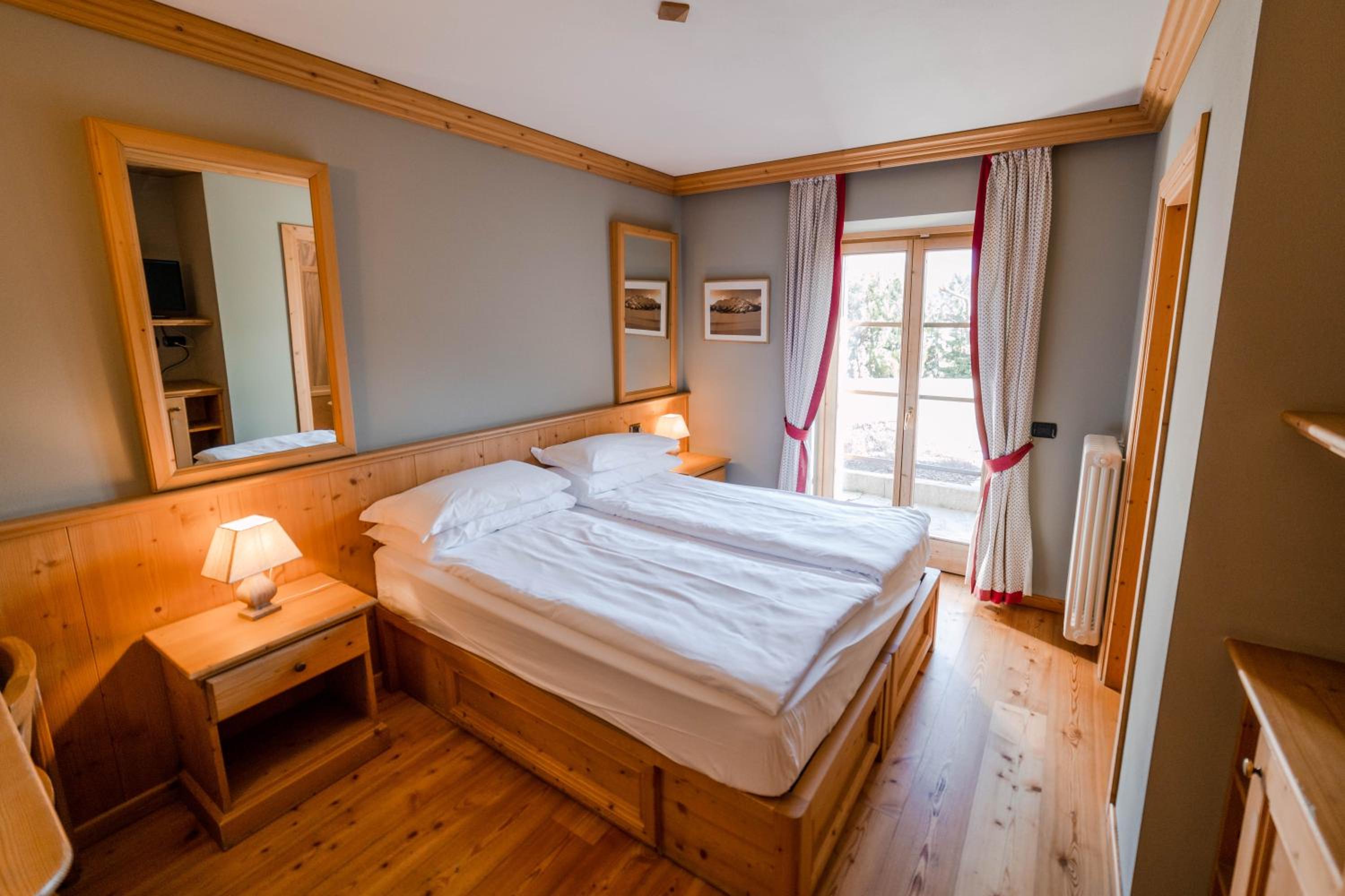 Double or Twin Room with Balcony and Mountain View - Photo 3