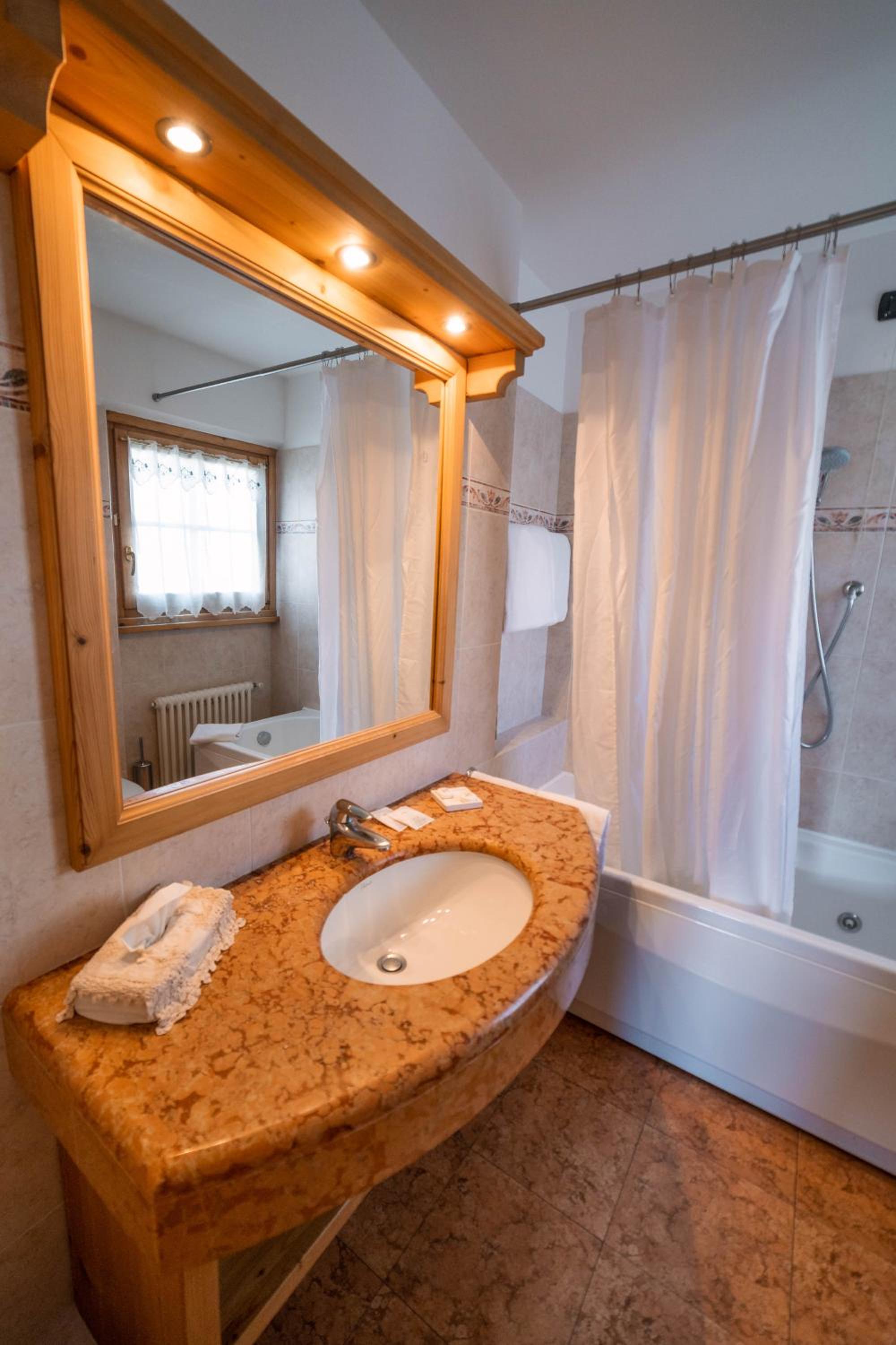 Double or Twin Room with Balcony and Mountain View - Photo 14