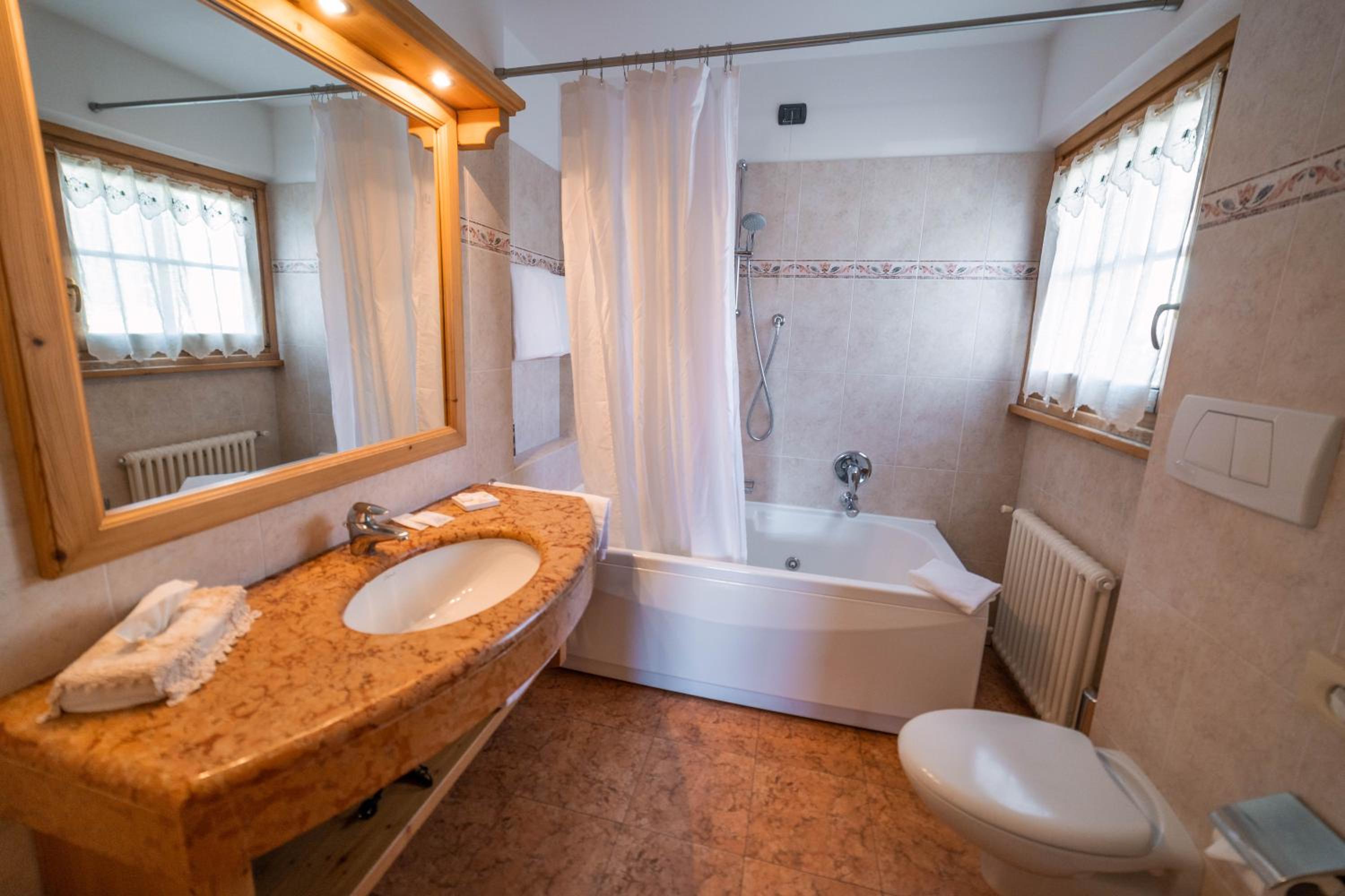 Double or Twin Room with Balcony and Mountain View - Photo 10