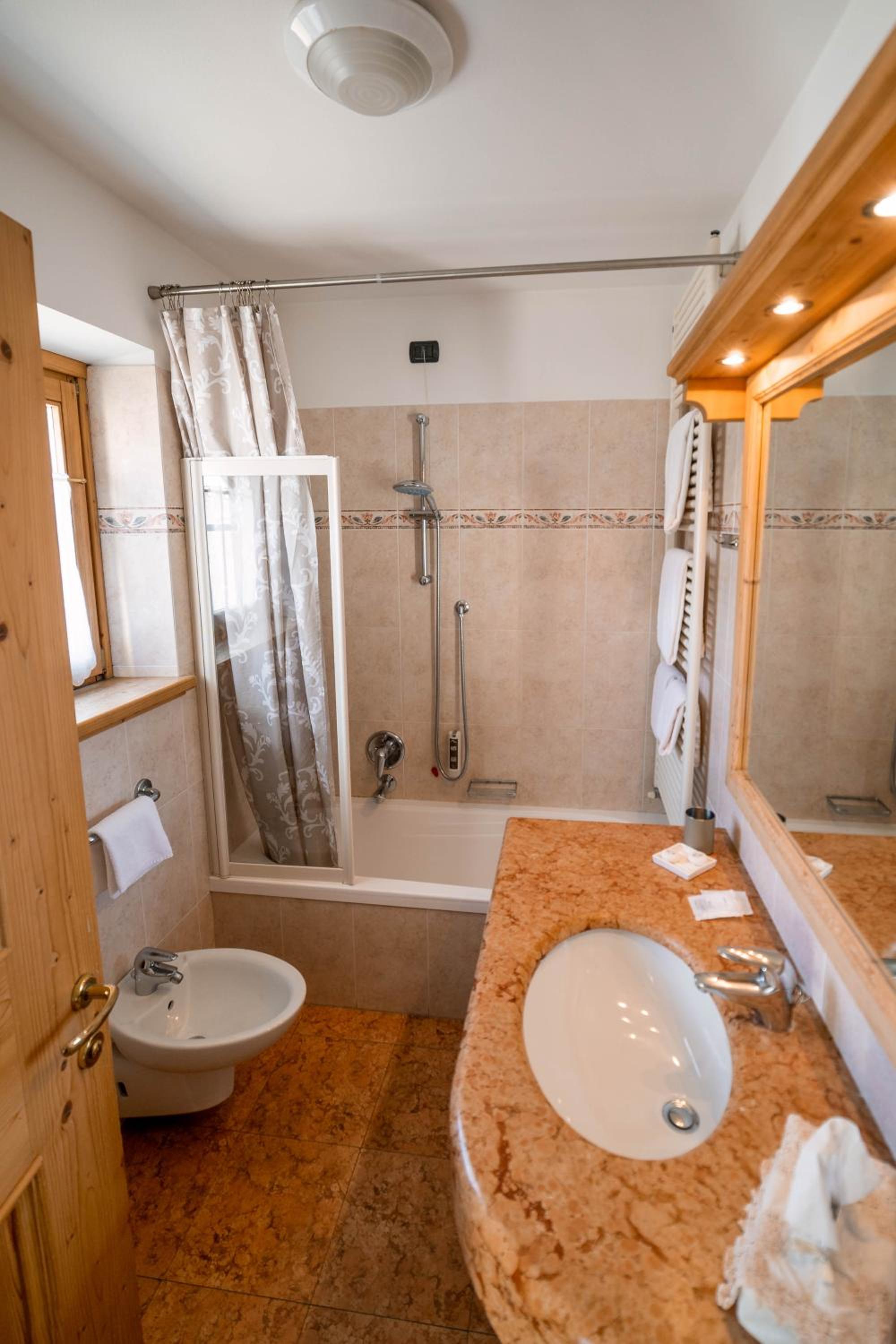 Double or Twin Room with Balcony and Mountain View - Photo 9