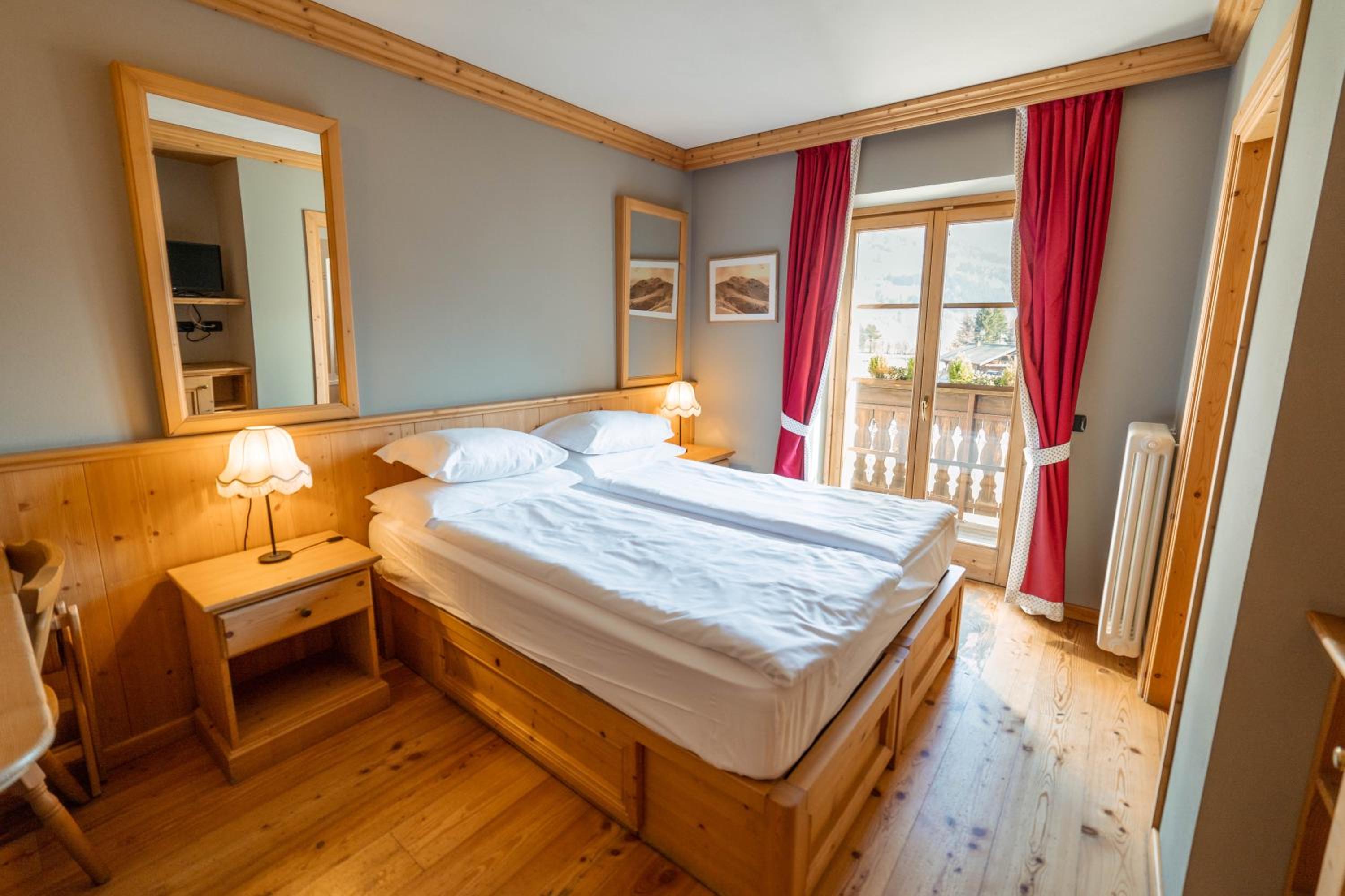 Double or Twin Room with Balcony and Mountain View - Photo 22