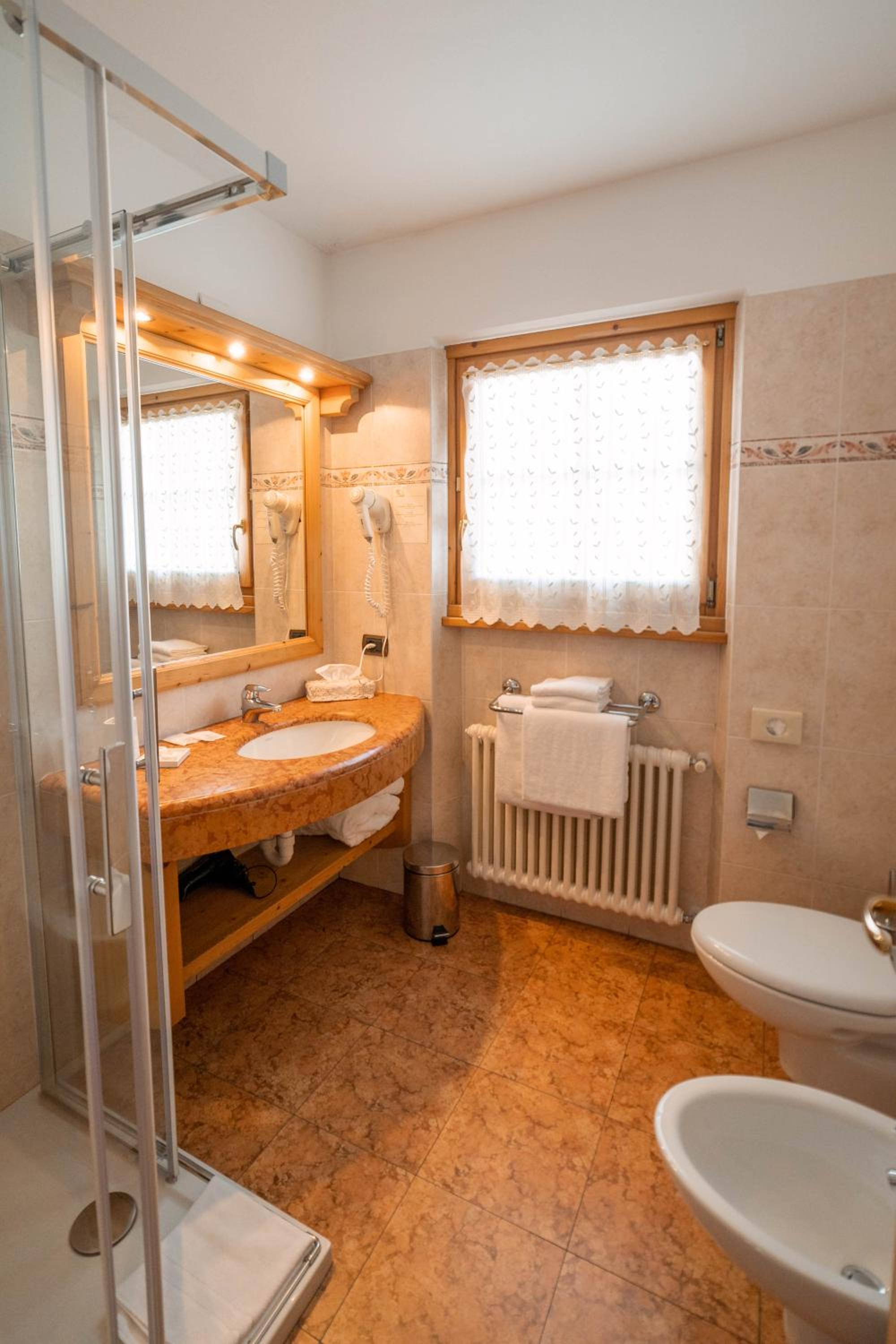 Double or Twin Room with Balcony and Mountain View - Photo 6