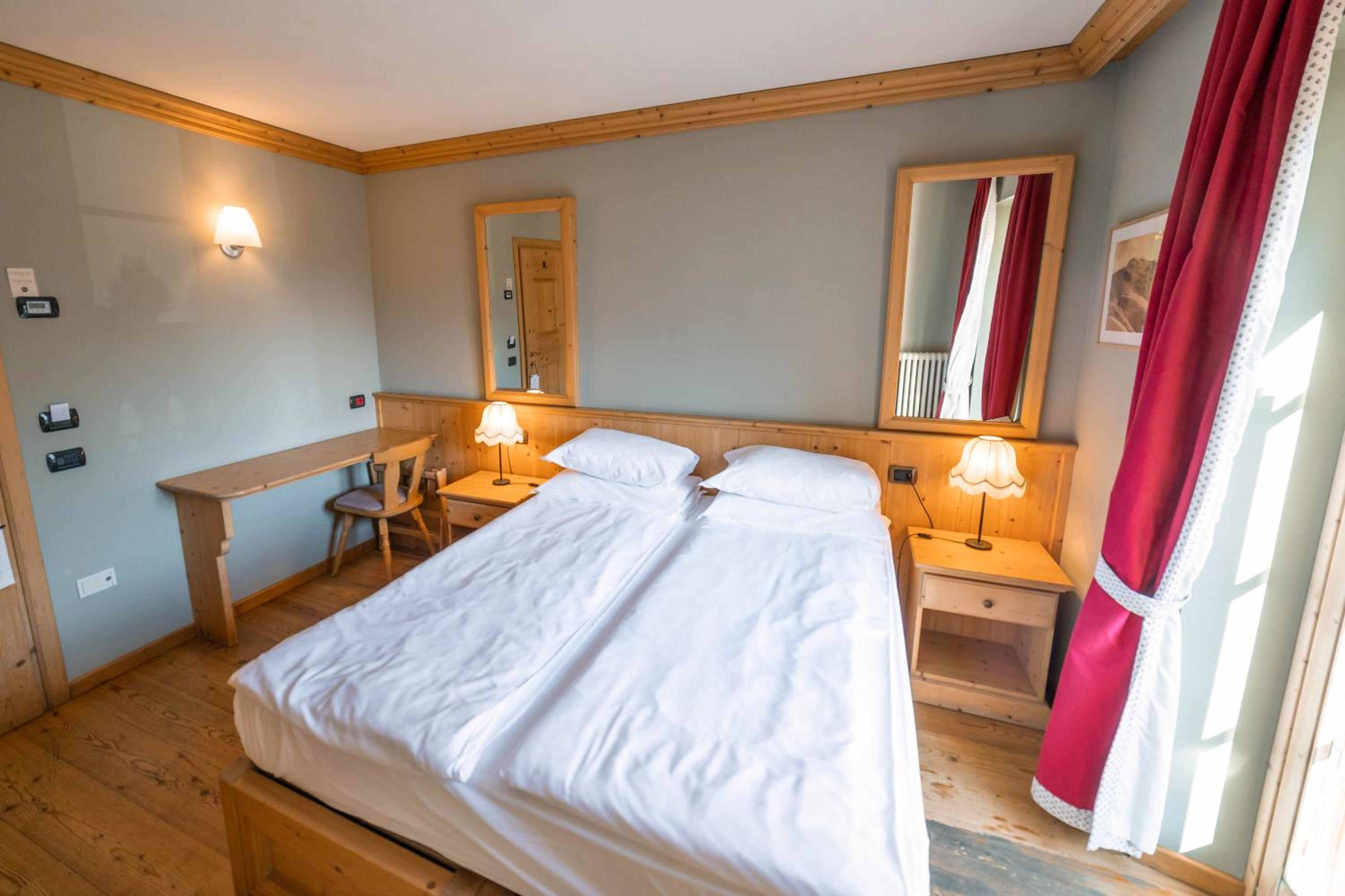 Double or Twin Room with Balcony and Mountain View - Photo 5