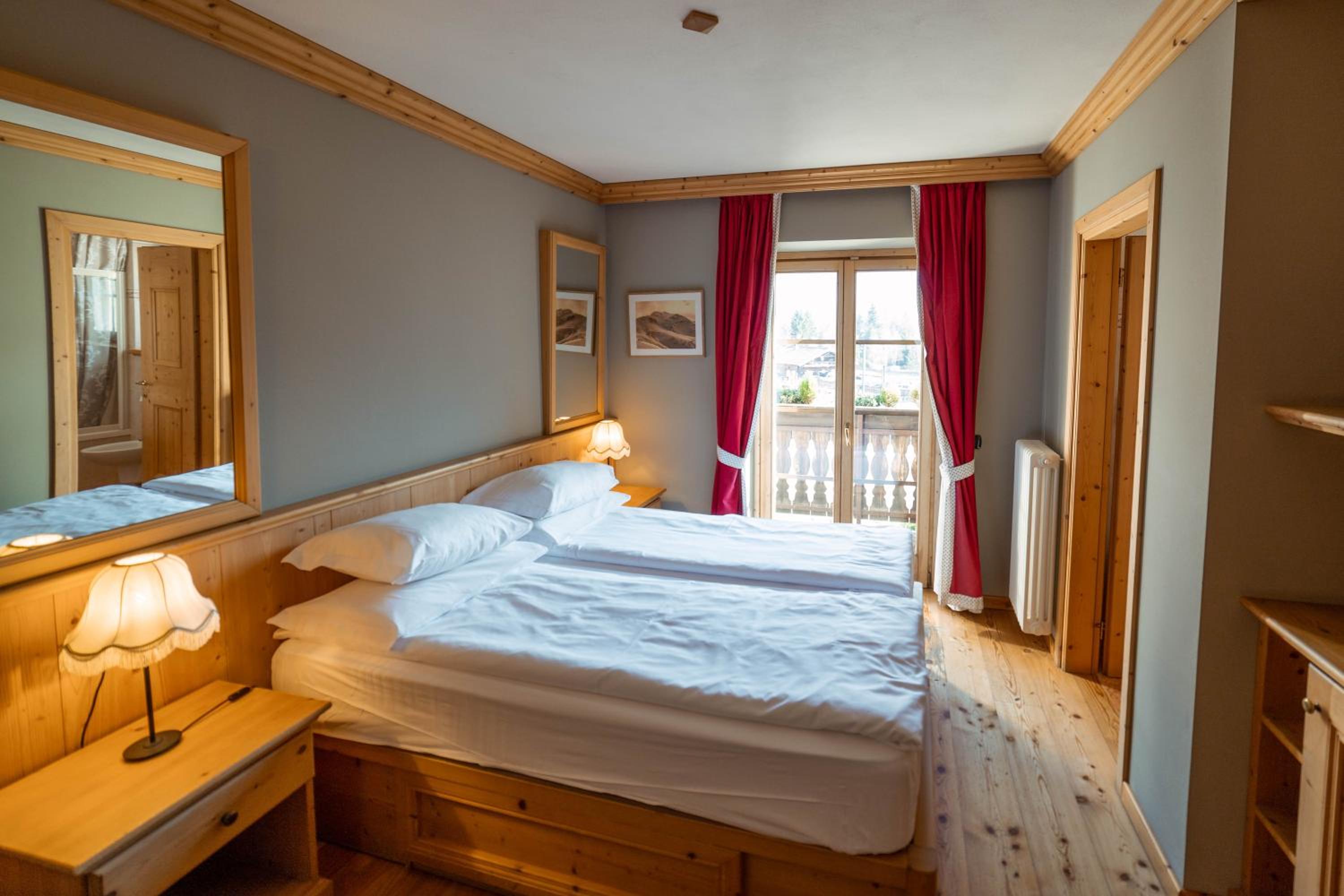 Double or Twin Room with Balcony and Mountain View - Photo 7