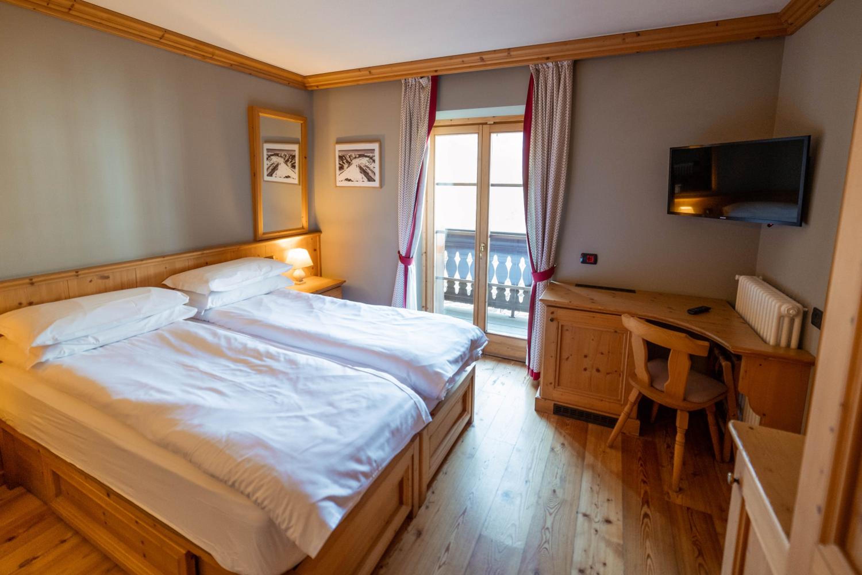 Double or Twin Room with Balcony and Mountain View - Photo 23