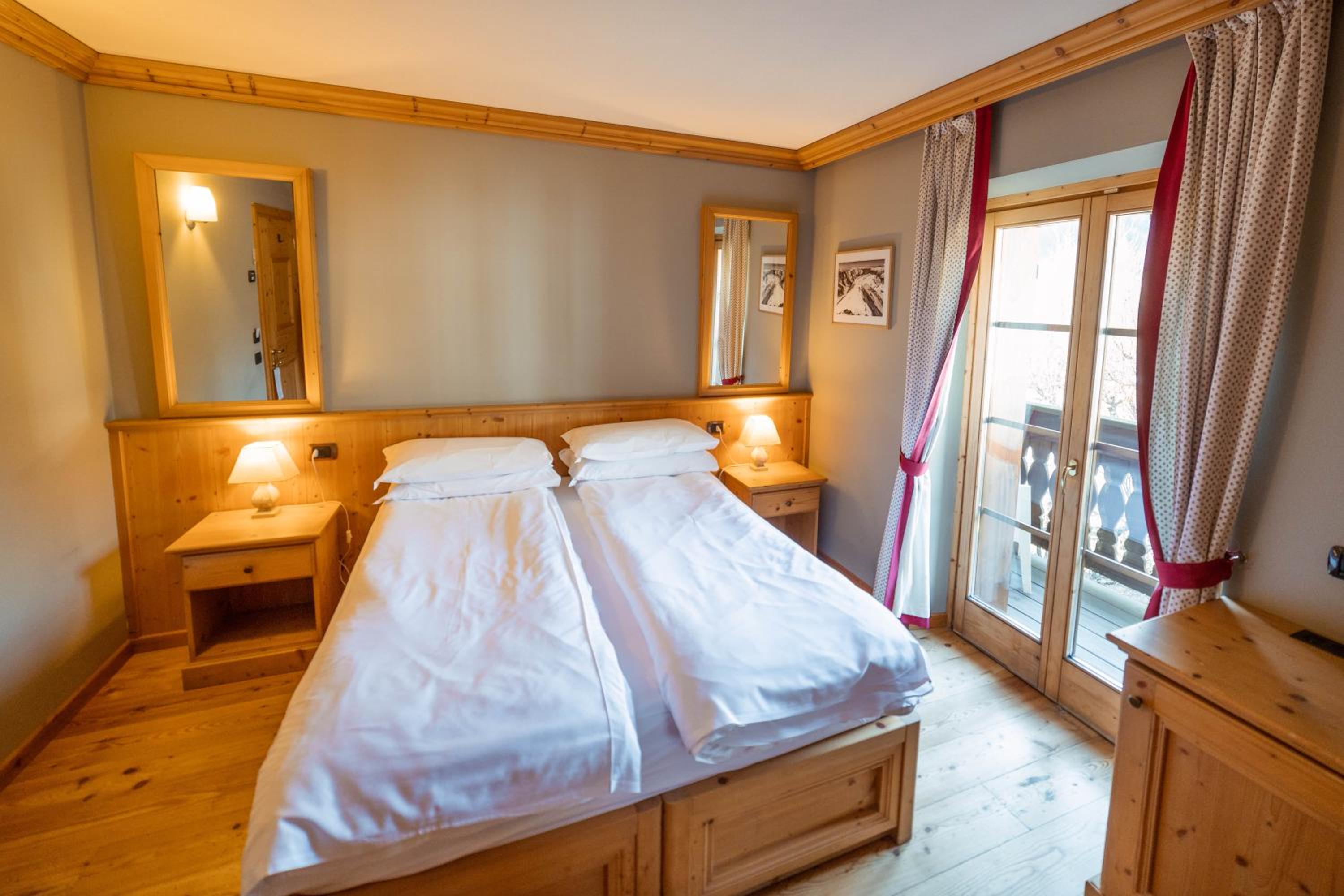 Double or Twin Room with Balcony and Mountain View - Photo 8