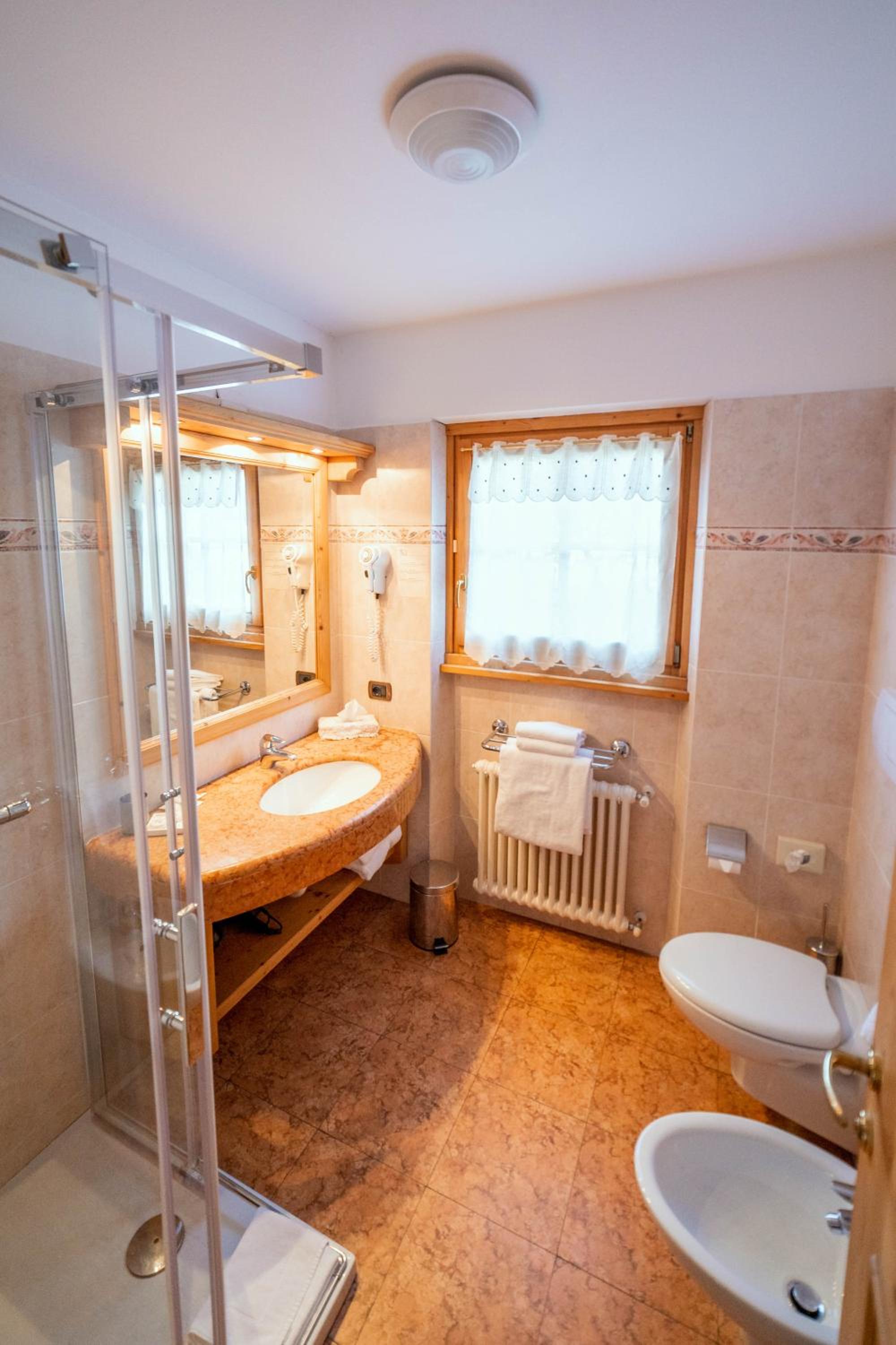 Double or Twin Room with Balcony and Mountain View - Photo 17