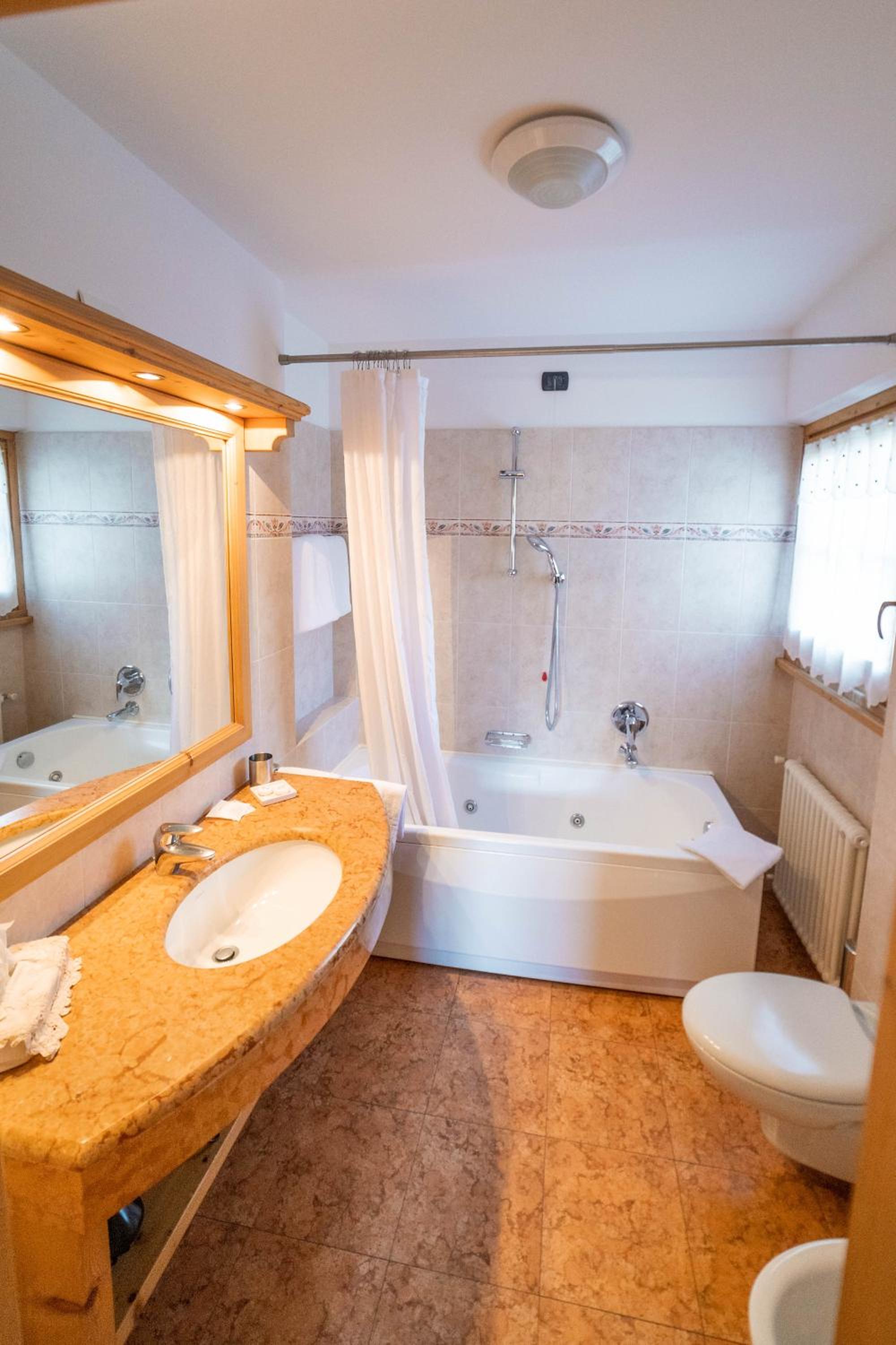 Double or Twin Room with Balcony and Mountain View - Photo 16