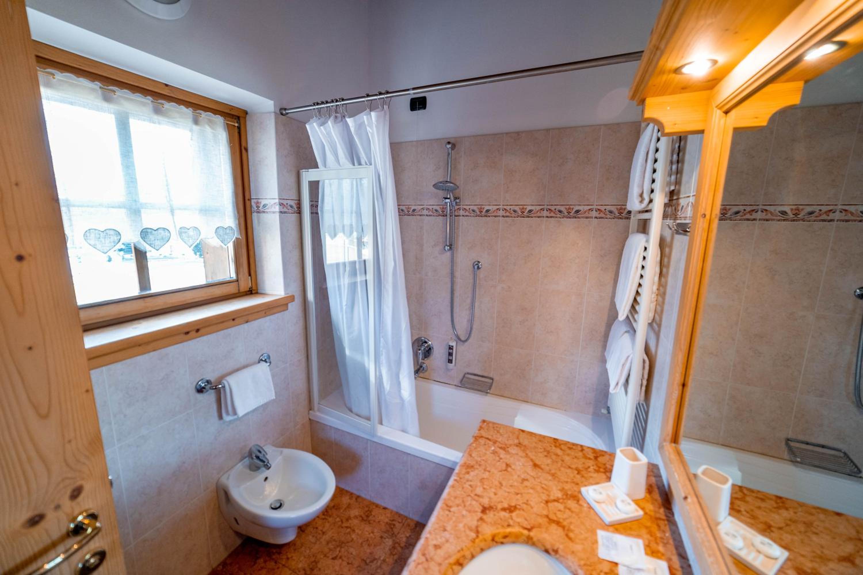 Double or Twin Room with Balcony and Mountain View - Photo 15