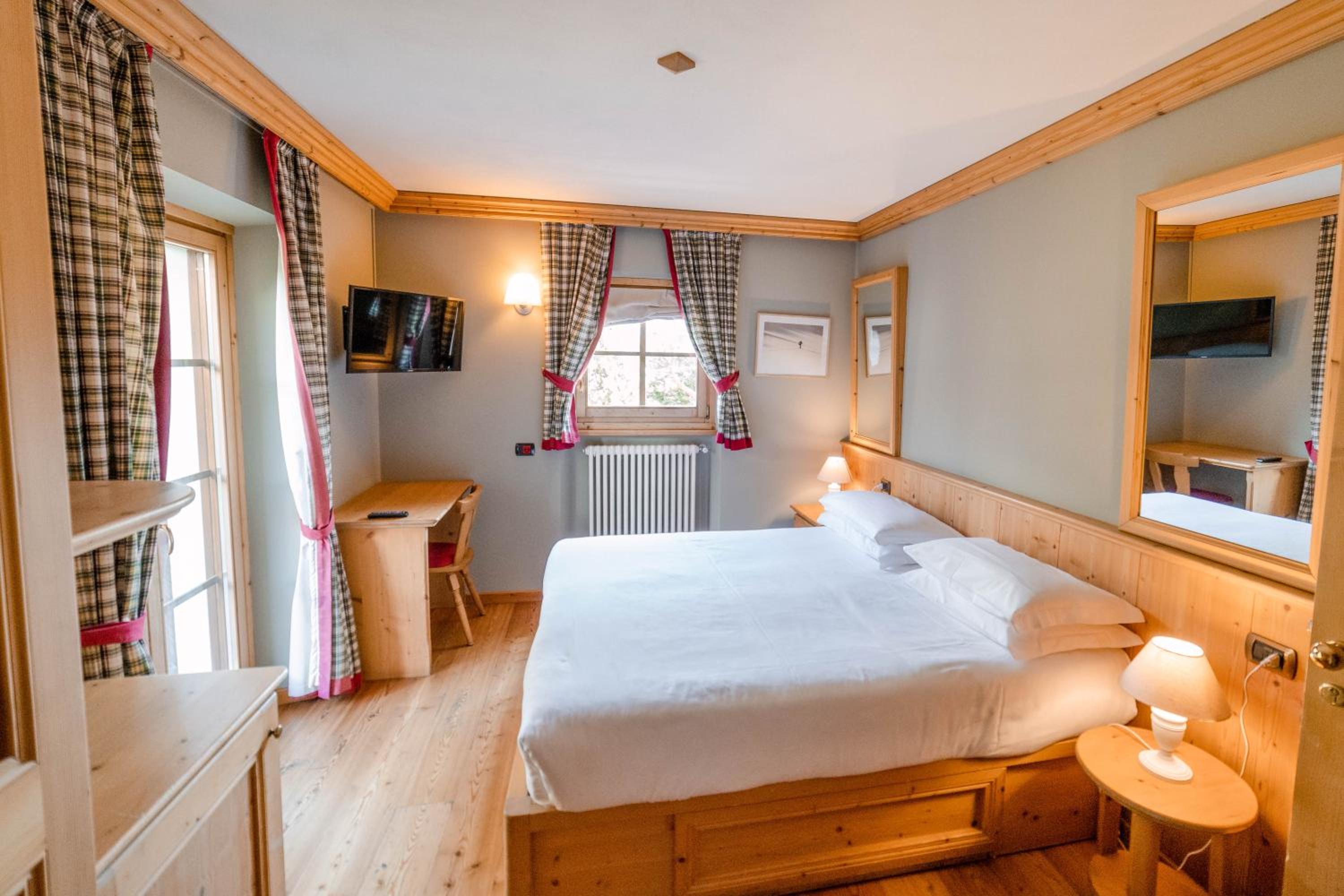 Double or Twin Room with Balcony and Mountain View - Photo 24