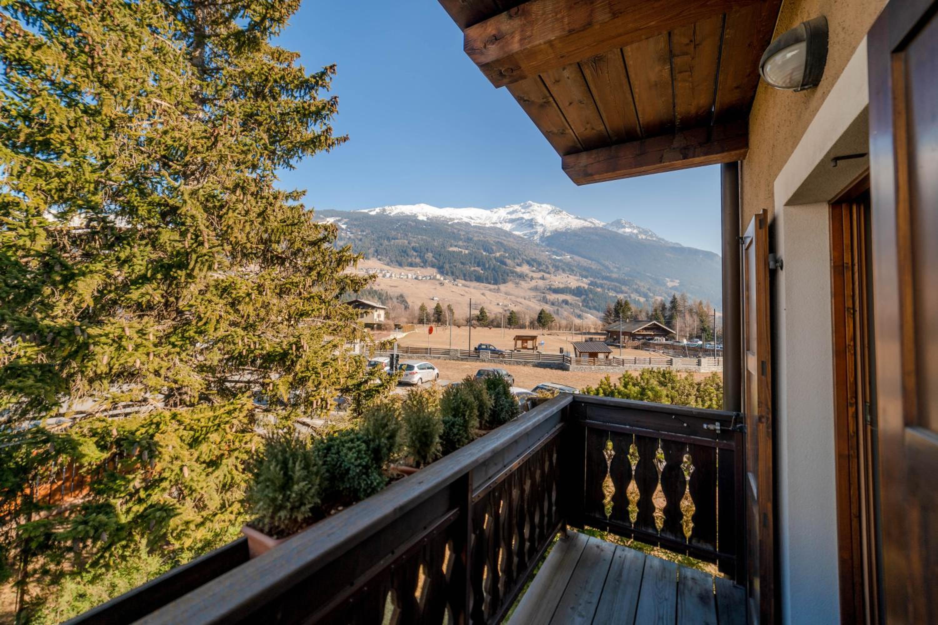 Double or Twin Room with Balcony and Mountain View - Photo 18
