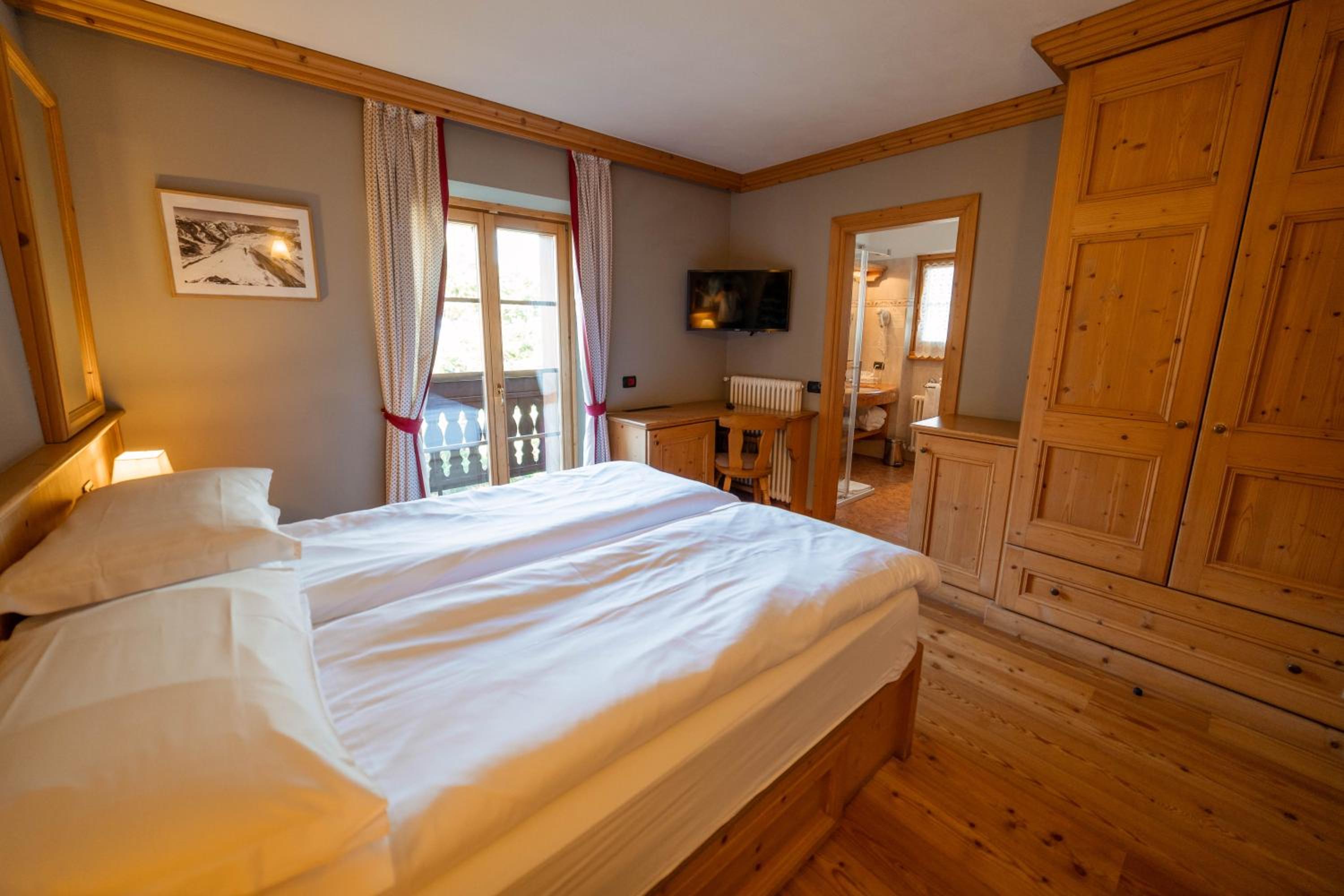 Double or Twin Room with Balcony and Mountain View - Photo 21