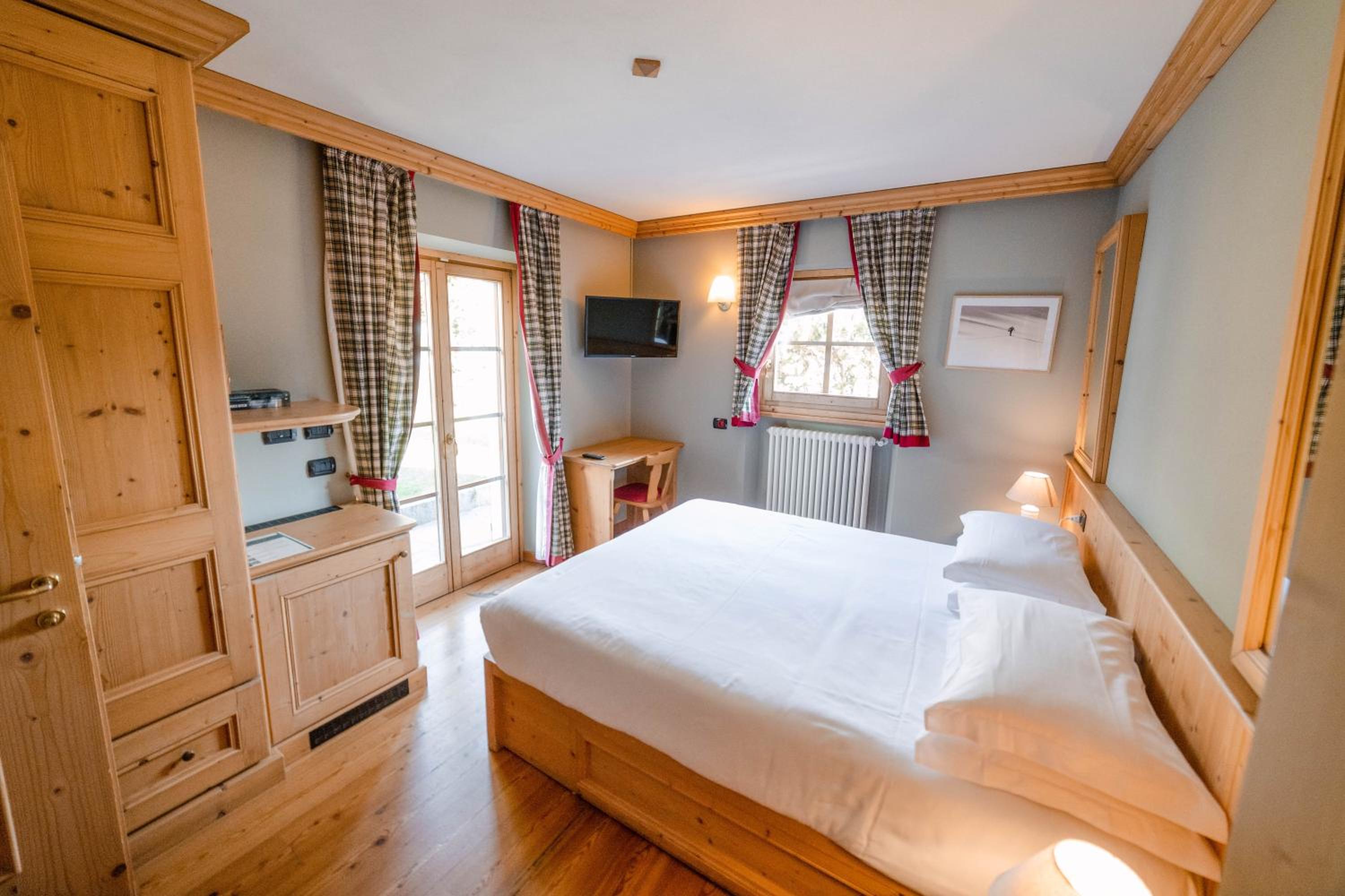 Double or Twin Room with Balcony and Mountain View - Photo 1