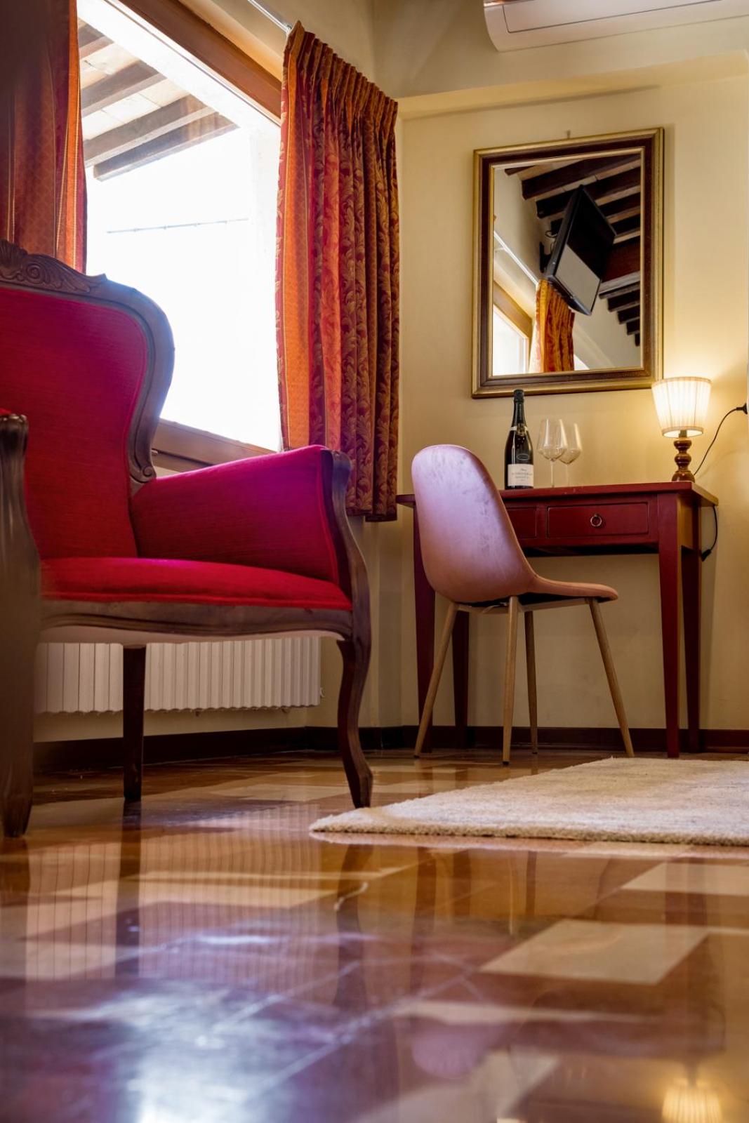 Deluxe Room - Photo 1