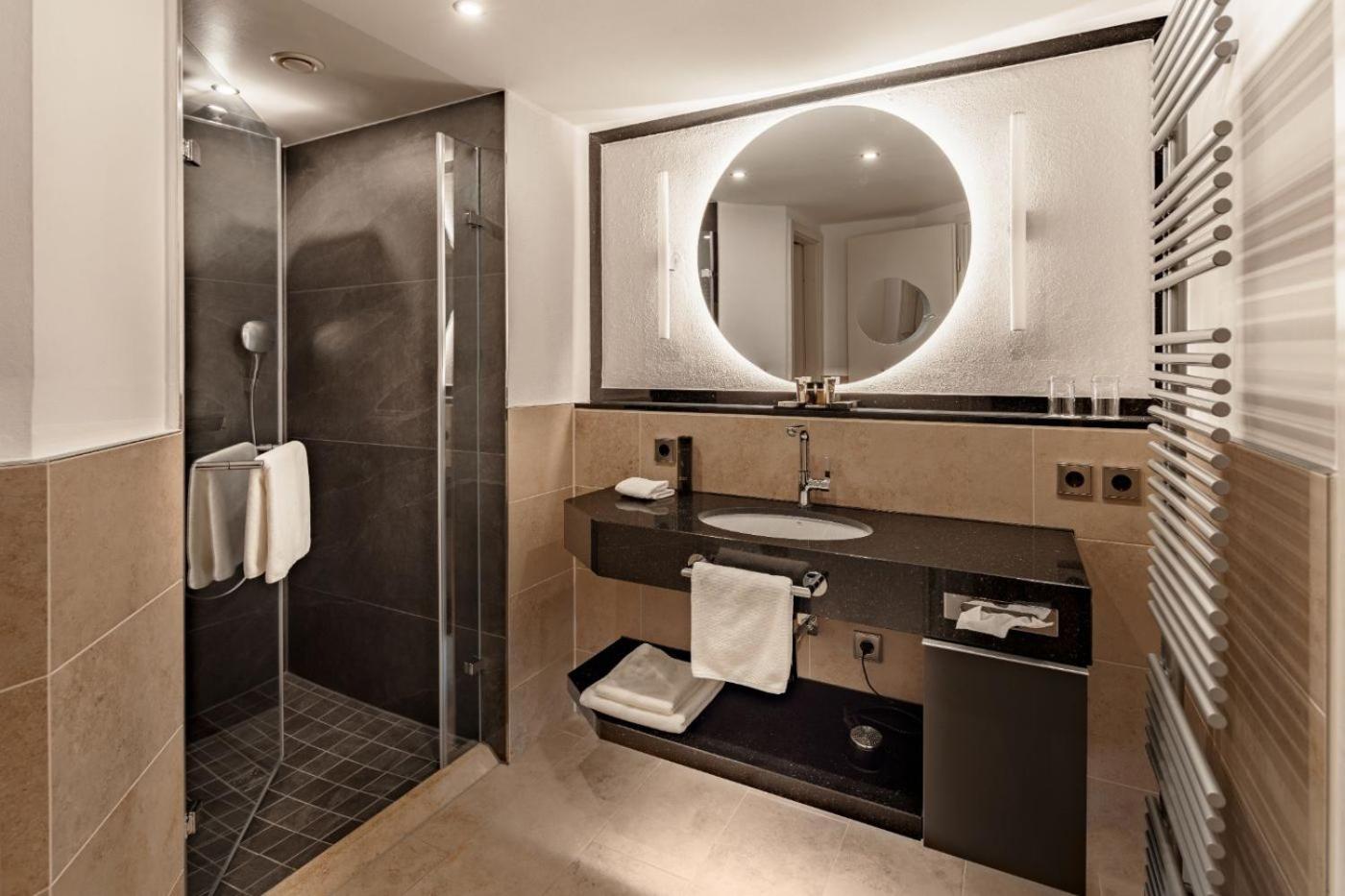 Large Double Room - Photo 3