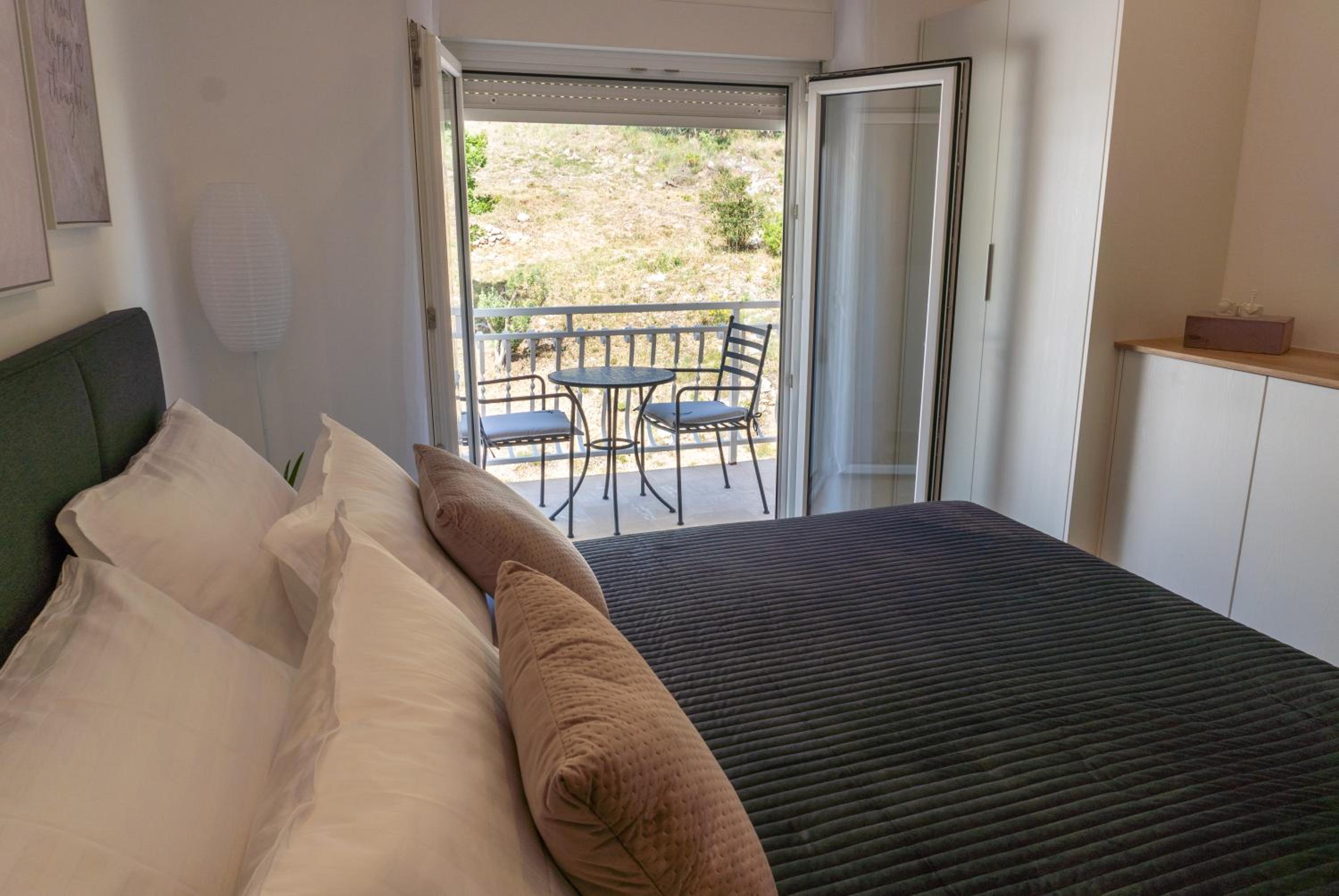 Apartment with Mountain View