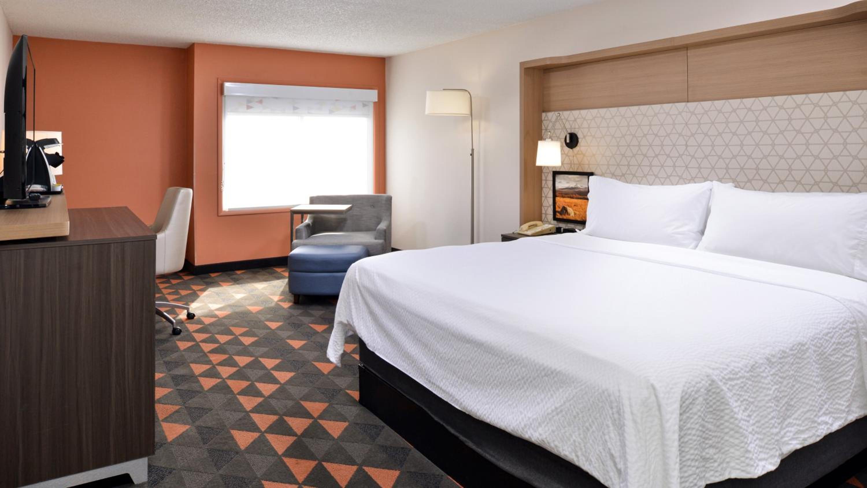 Standard King Room - Photo 9